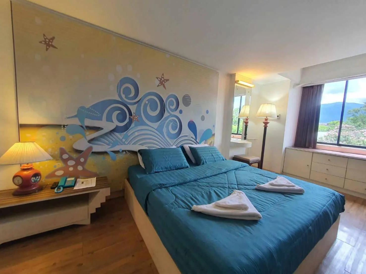 Bedroom, Bed in The Pacific Cool Chic