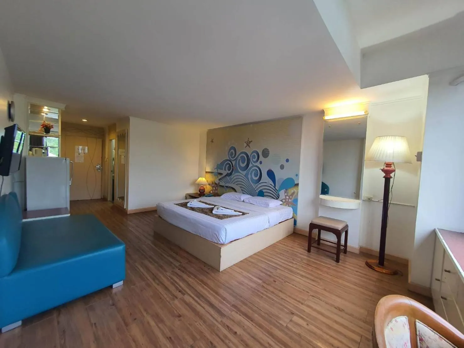 Bedroom, Bed in The Pacific Cool Chic