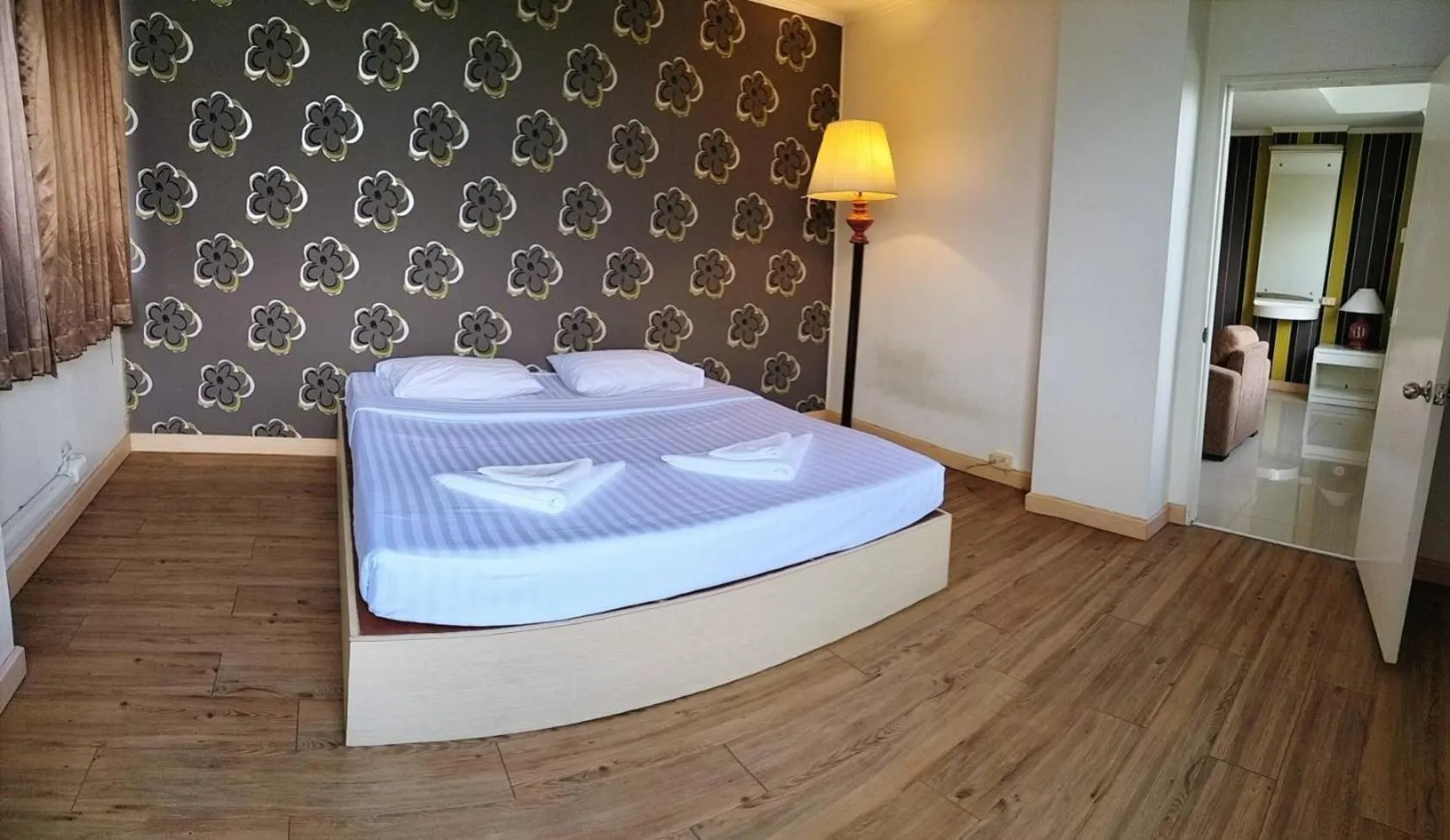 Bedroom, Bed in The Pacific Cool Chic