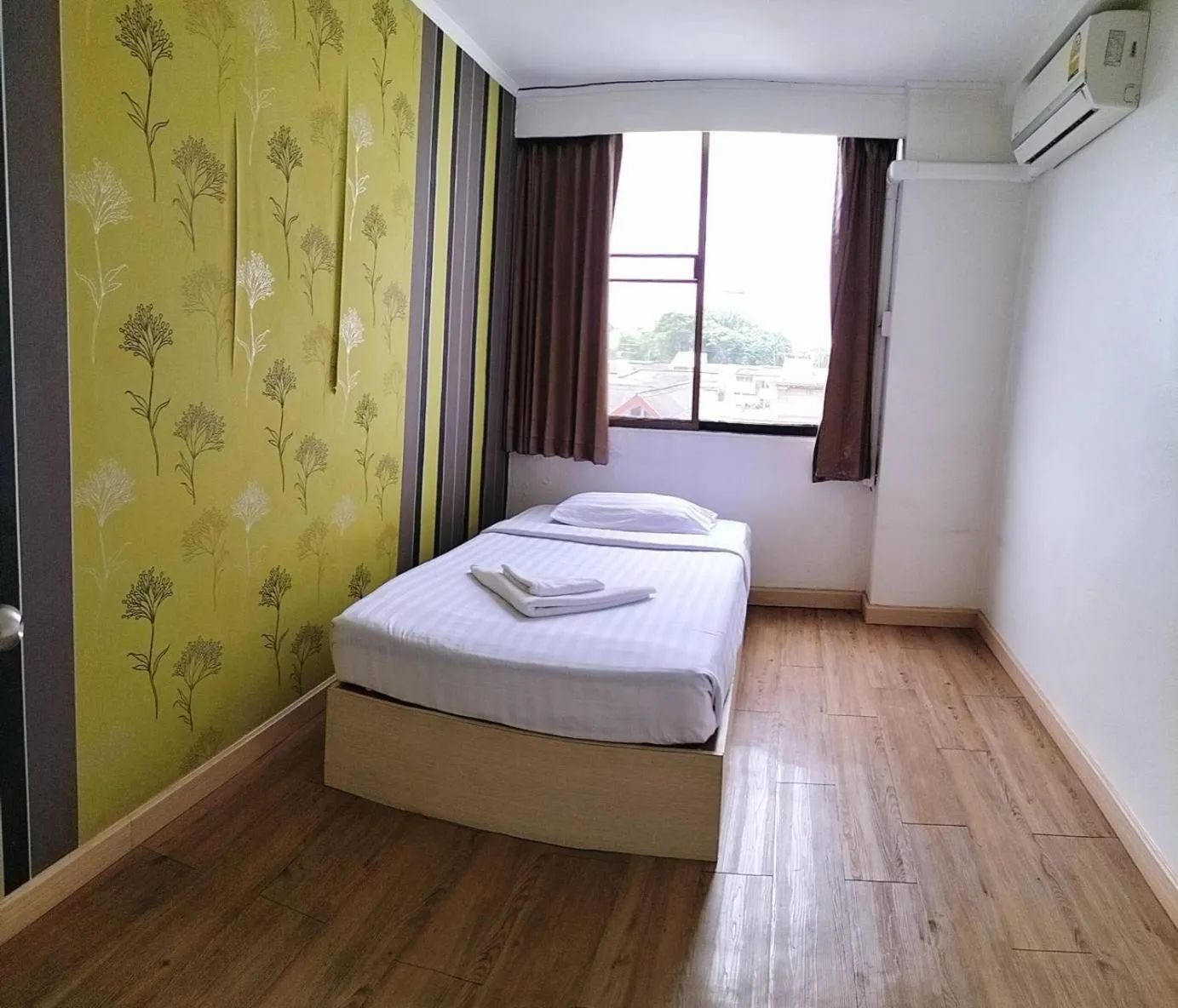 Bedroom, Bed in The Pacific Cool Chic