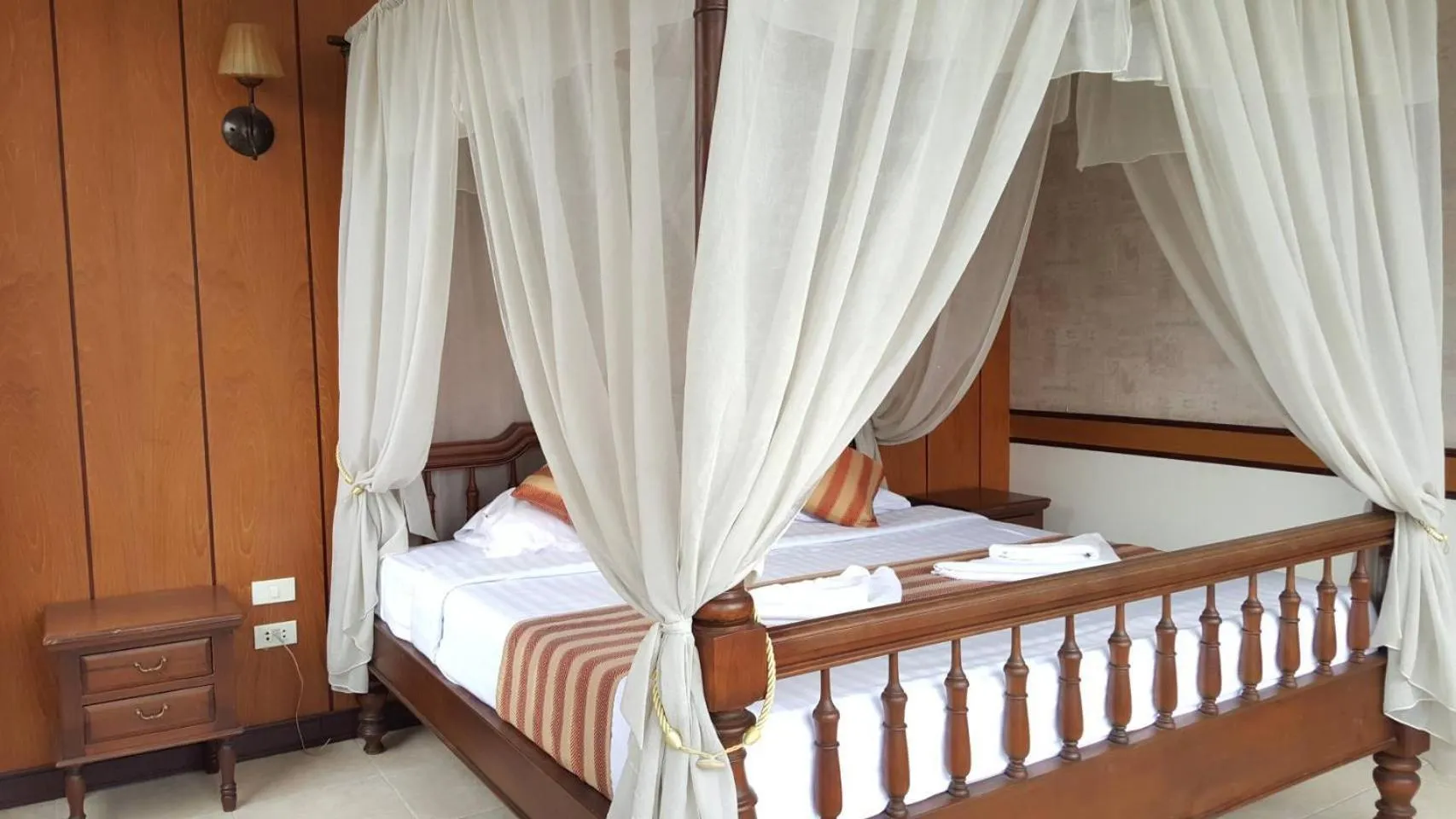 Bedroom, Bed in The Pacific Cool Chic