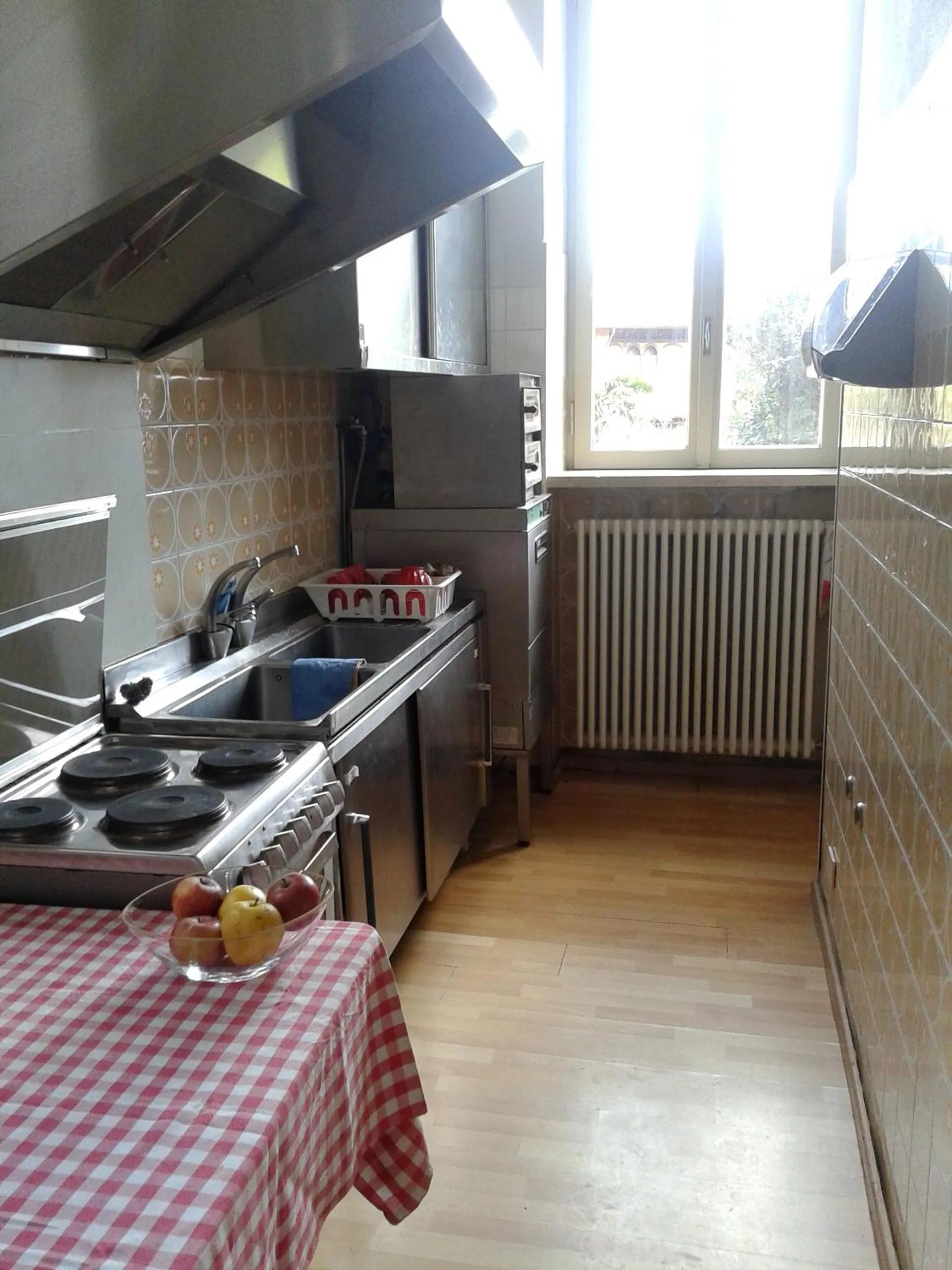 Communal kitchen in SANTANGELA Hostel & Rooms