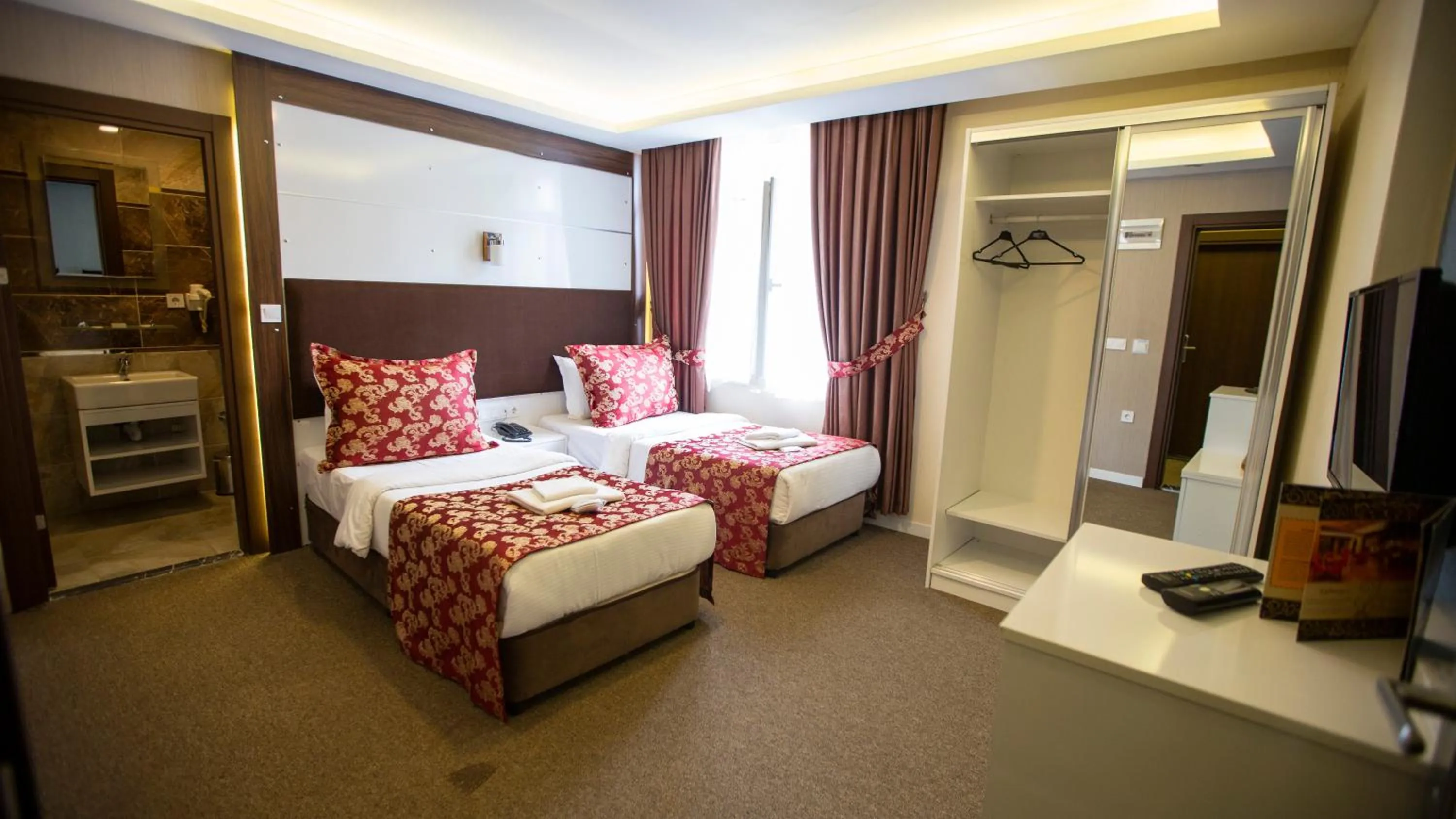 Photo of the whole room in Royal Life Exclusive