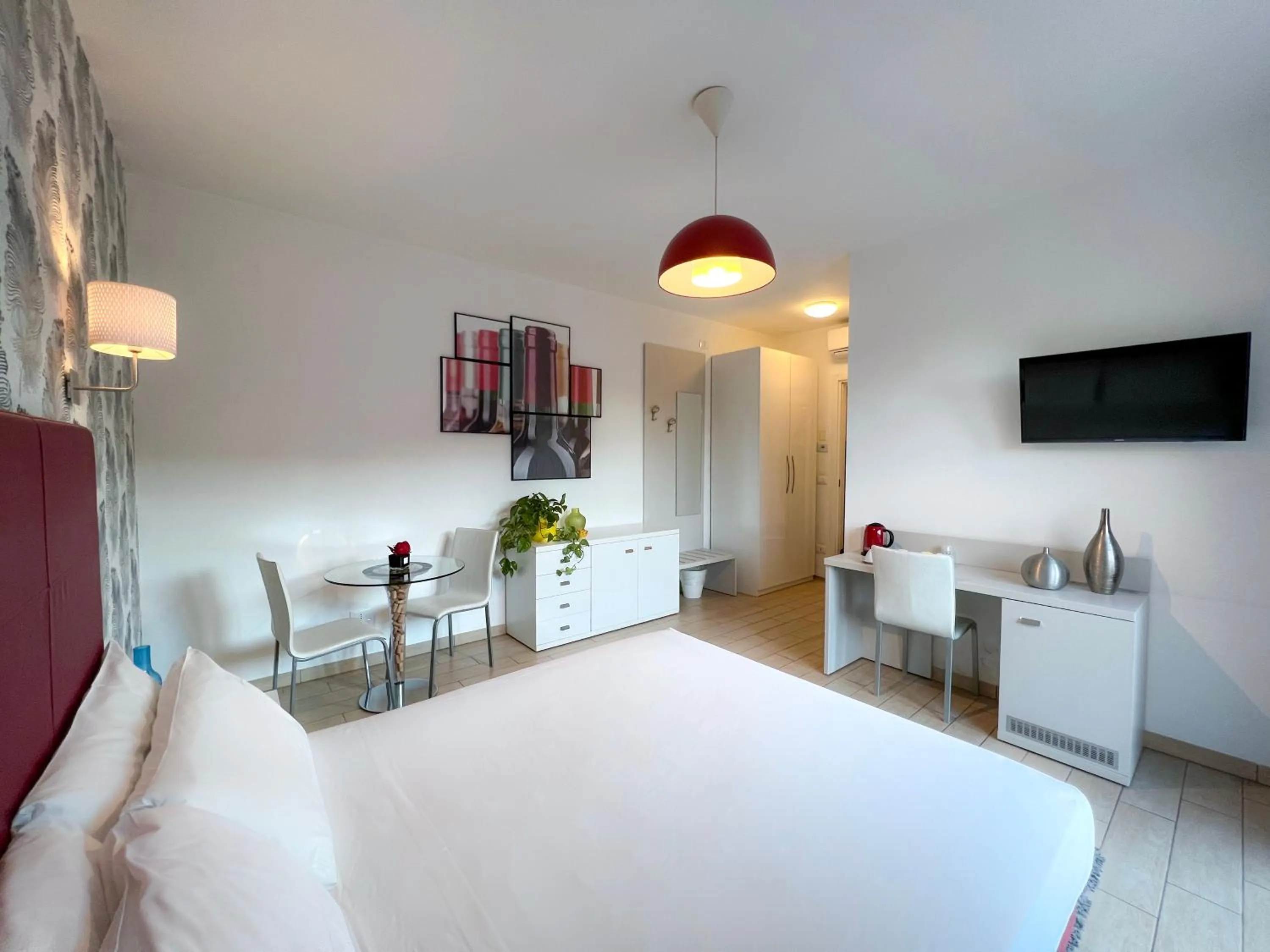 Photo of the whole room, Bed in Hotel Rossovino Como