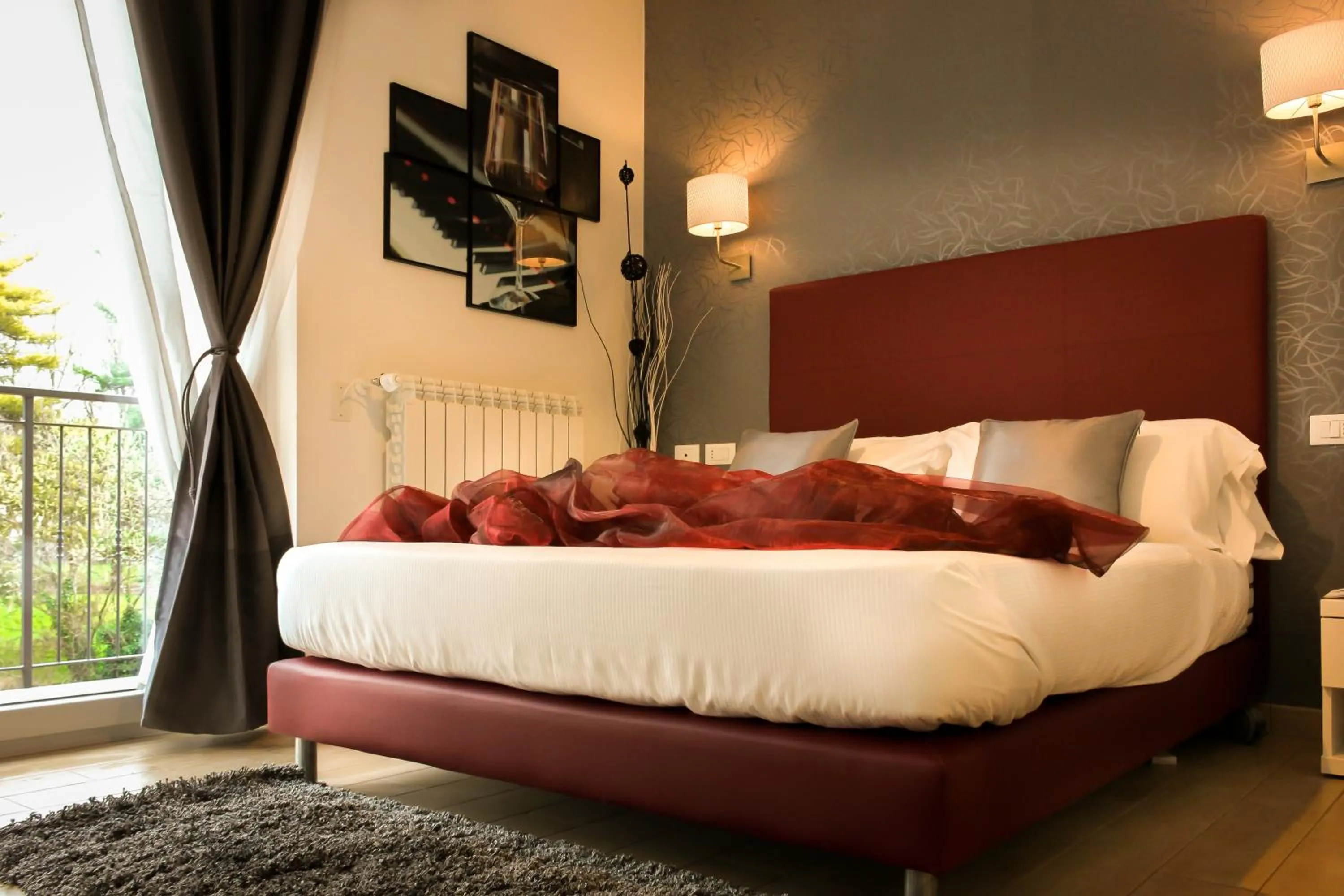 Shower, Bed in Hotel Rossovino Como