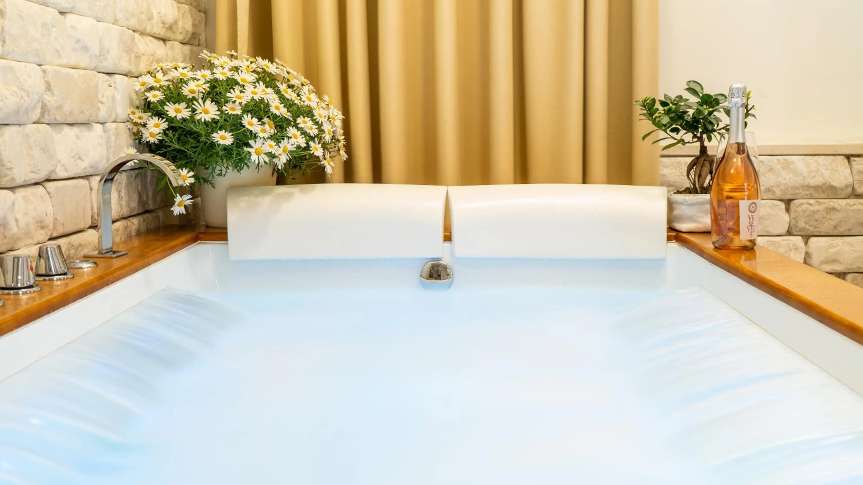 Hot Tub, Bed in Resort & Winery Bosco De Medici