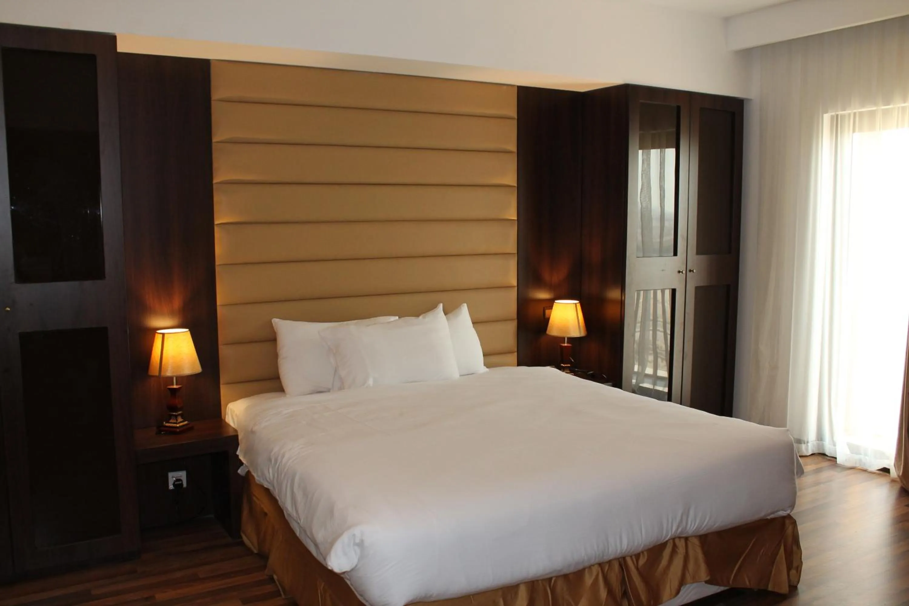 Day, Bed in Golden Tulip Al Khobar Suites