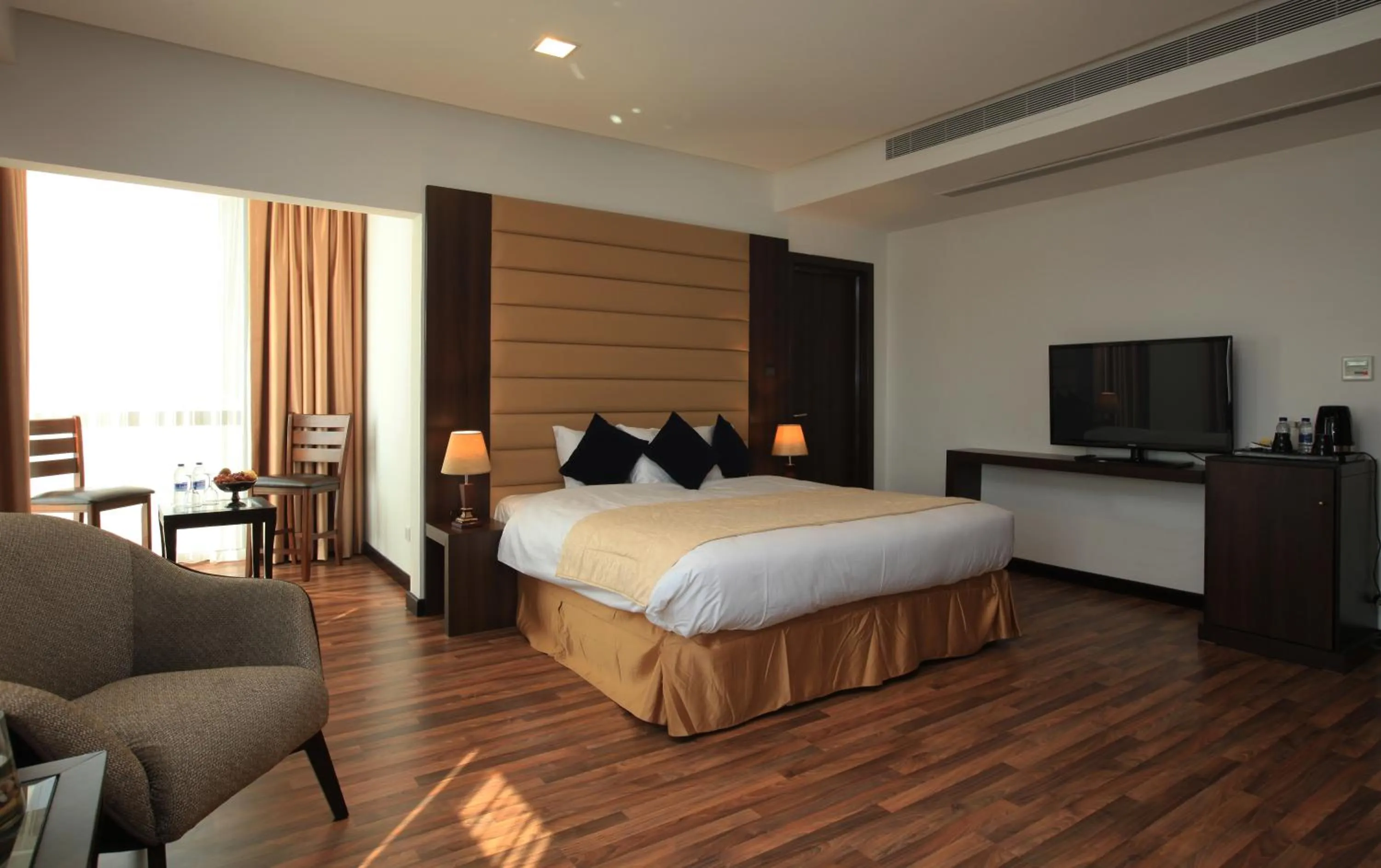 Photo of the whole room, Bed in Golden Tulip Al Khobar Suites