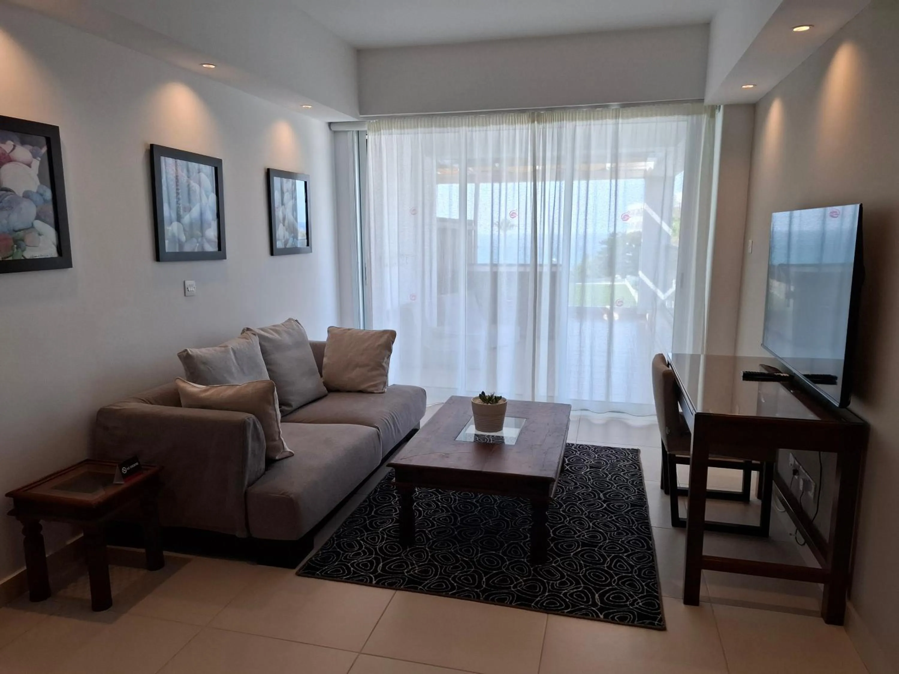 Living room in Napa Mermaid Hotel & Suites