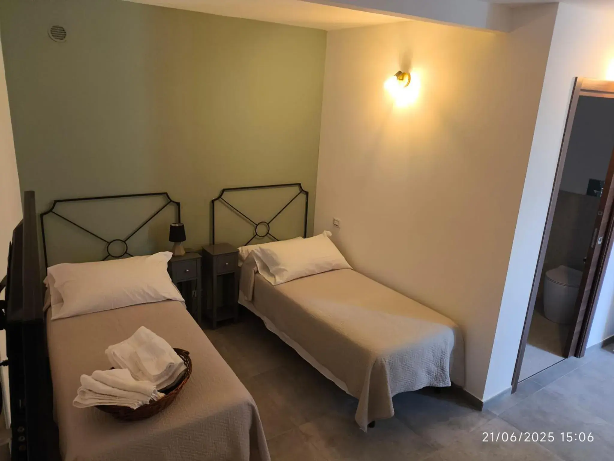 Double Room with Private Bathroom in Duomo Rent Room & Flat Double Room with Private Bathroom in Duomo Rent Room & Flat