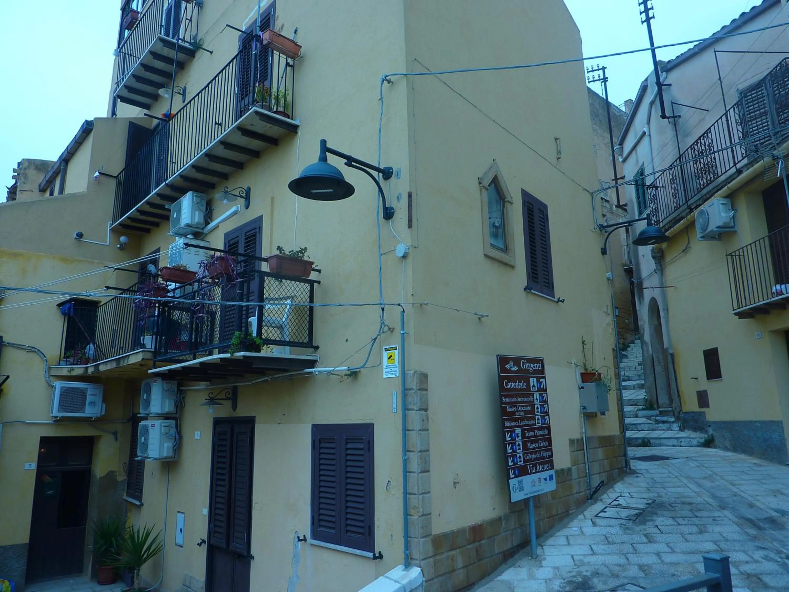 Property building in Duomo Rent Room & Flat