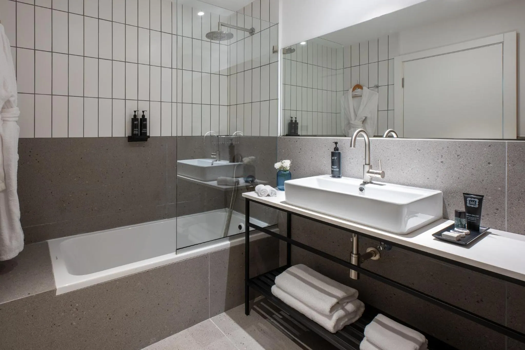 Shower in Prima Link Hotel