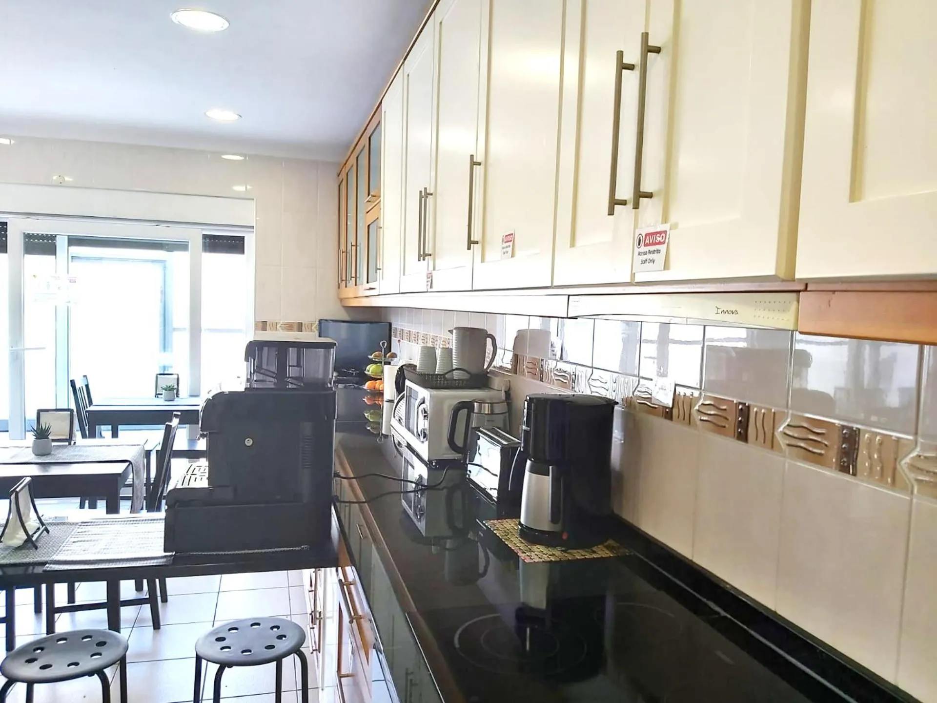 Communal kitchen in Milfontes Guest House - Duna Parque Resorts & Hotels