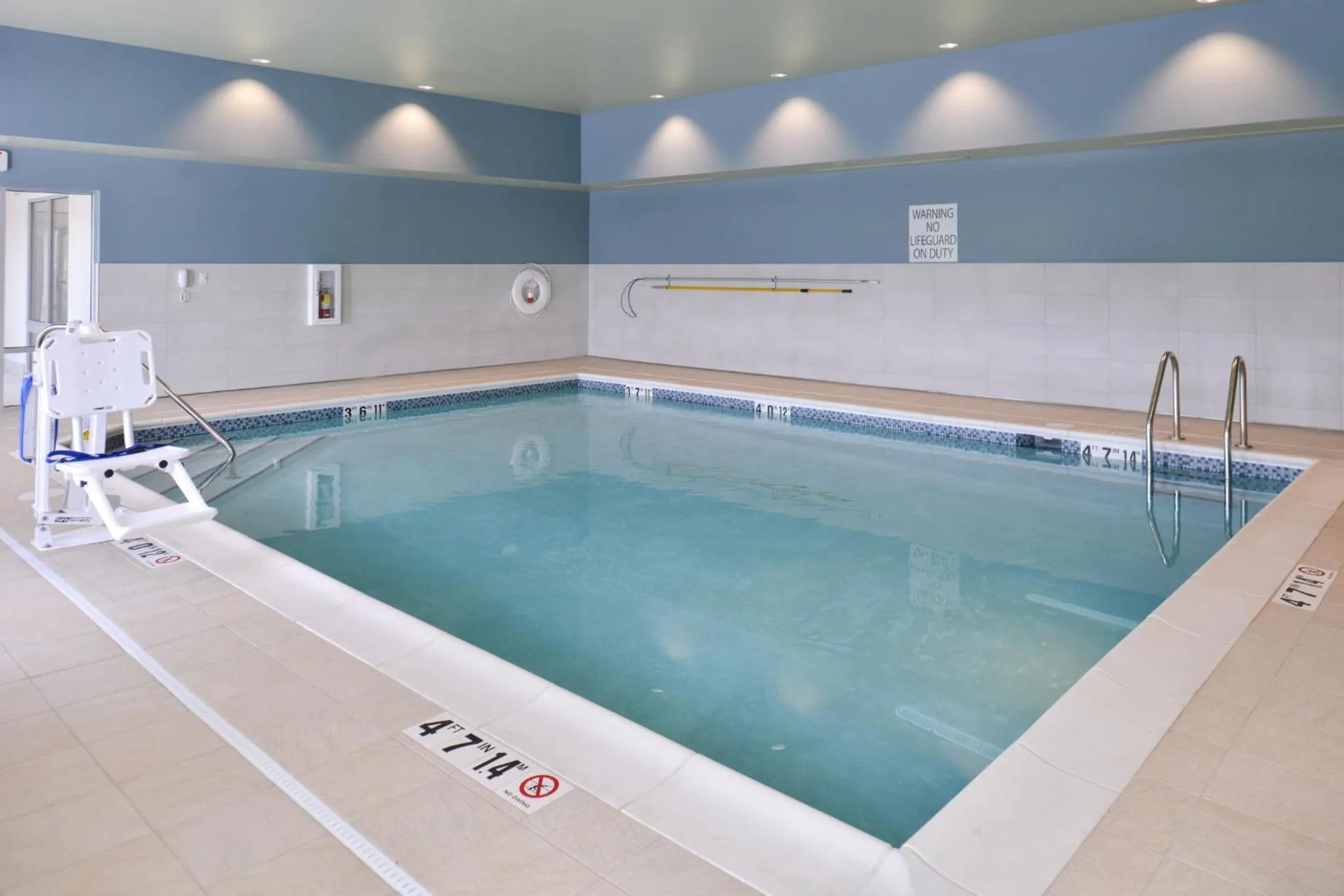 Swimming pool in Holiday Inn Express & Suites Omaha Airport by IHG