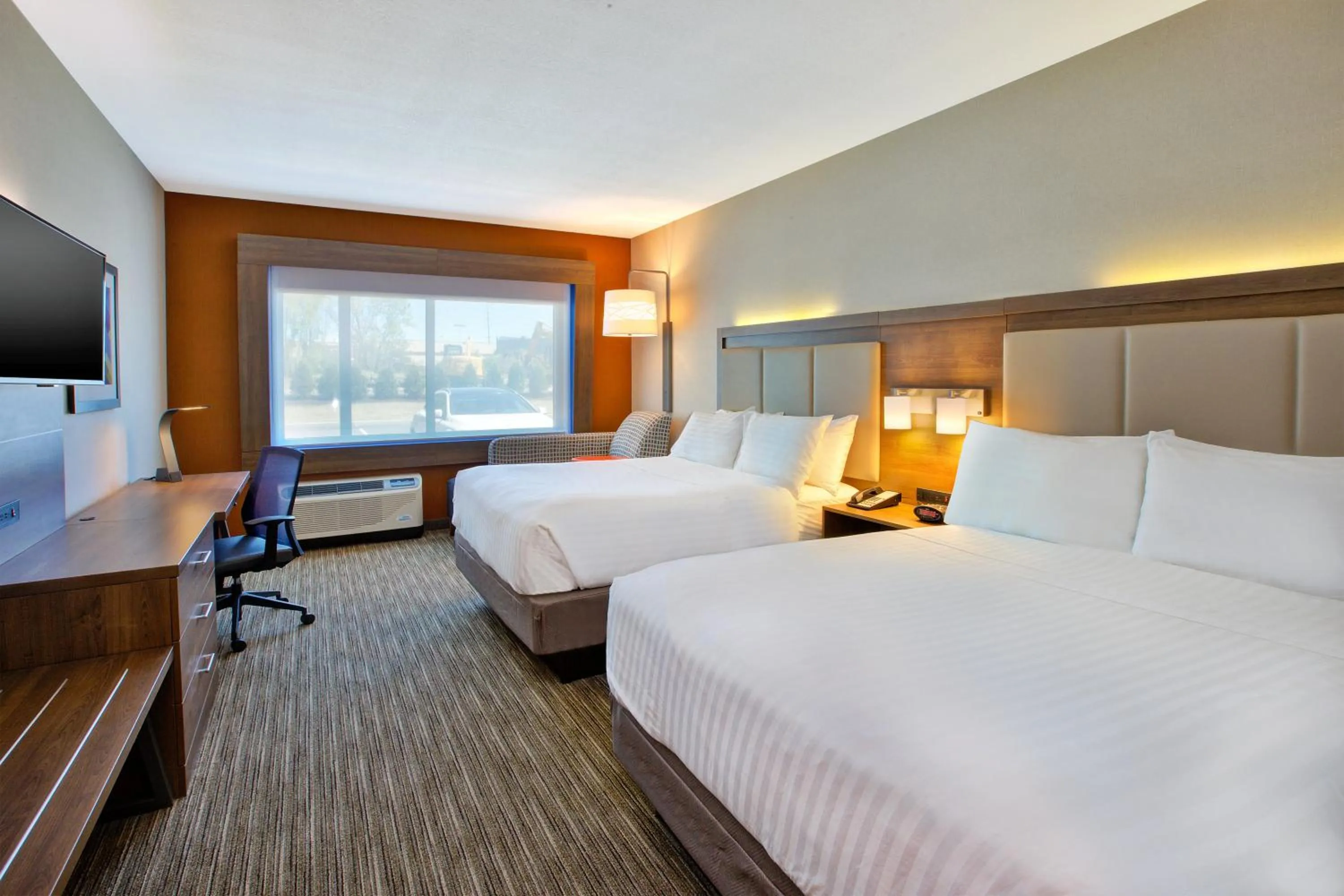 Photo of the whole room, Bed in Holiday Inn Express & Suites New Castle by IHG