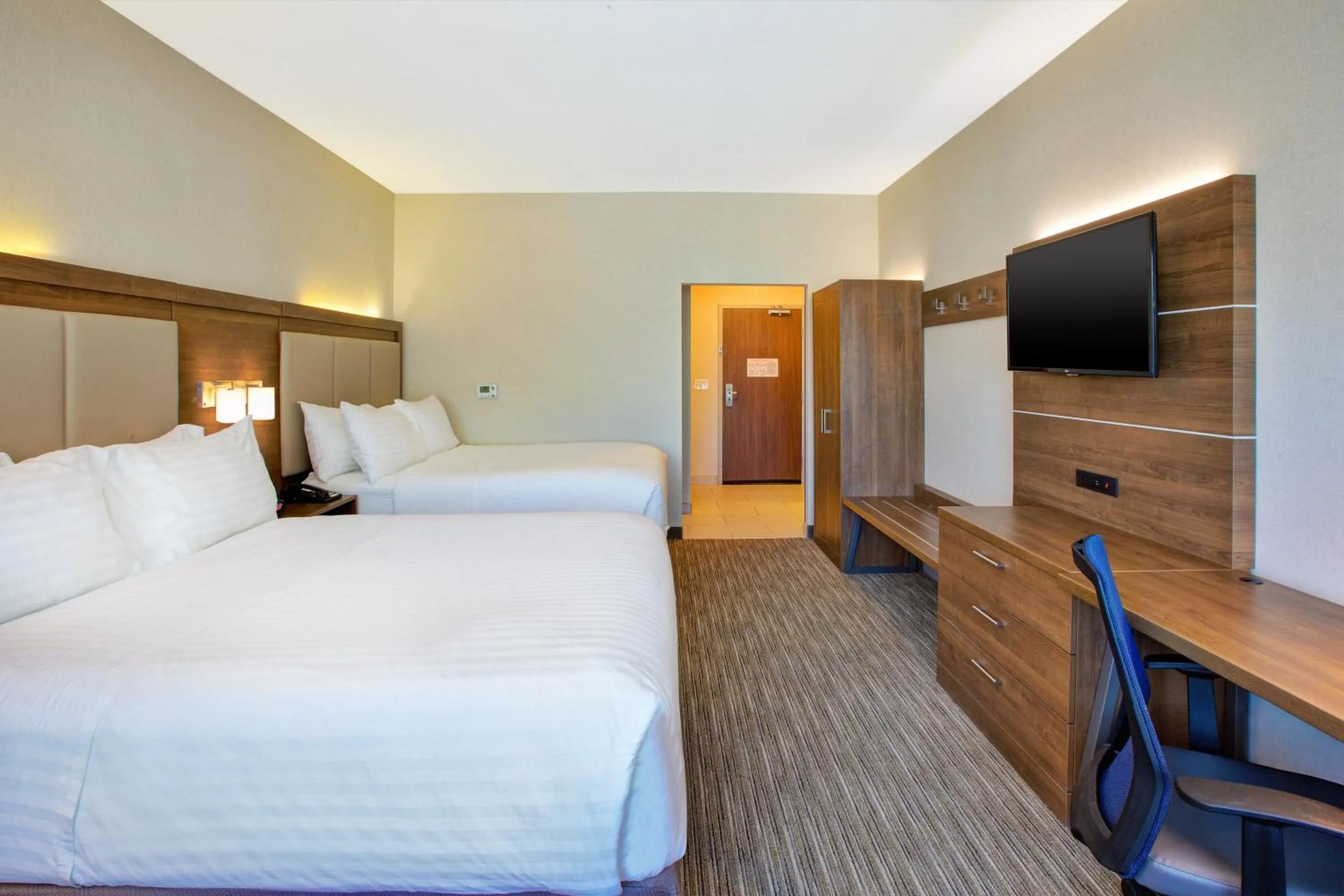 Photo of the whole room, Bed in Holiday Inn Express & Suites New Castle by IHG