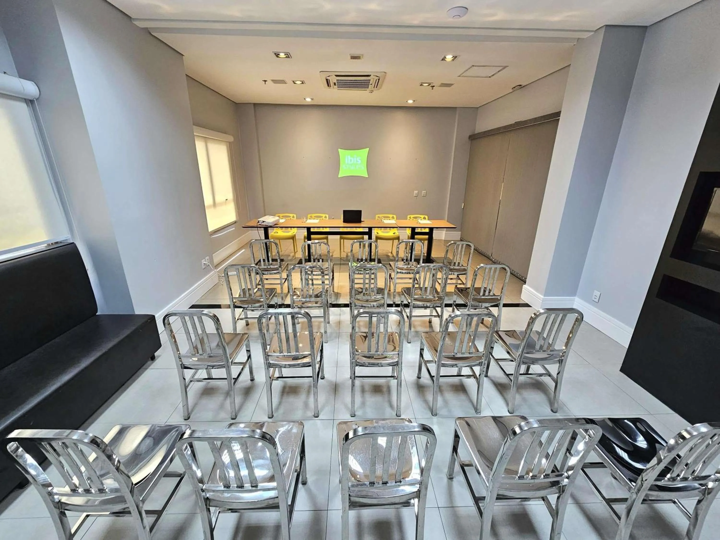 Meeting/conference room in ibis Styles Boa Vista