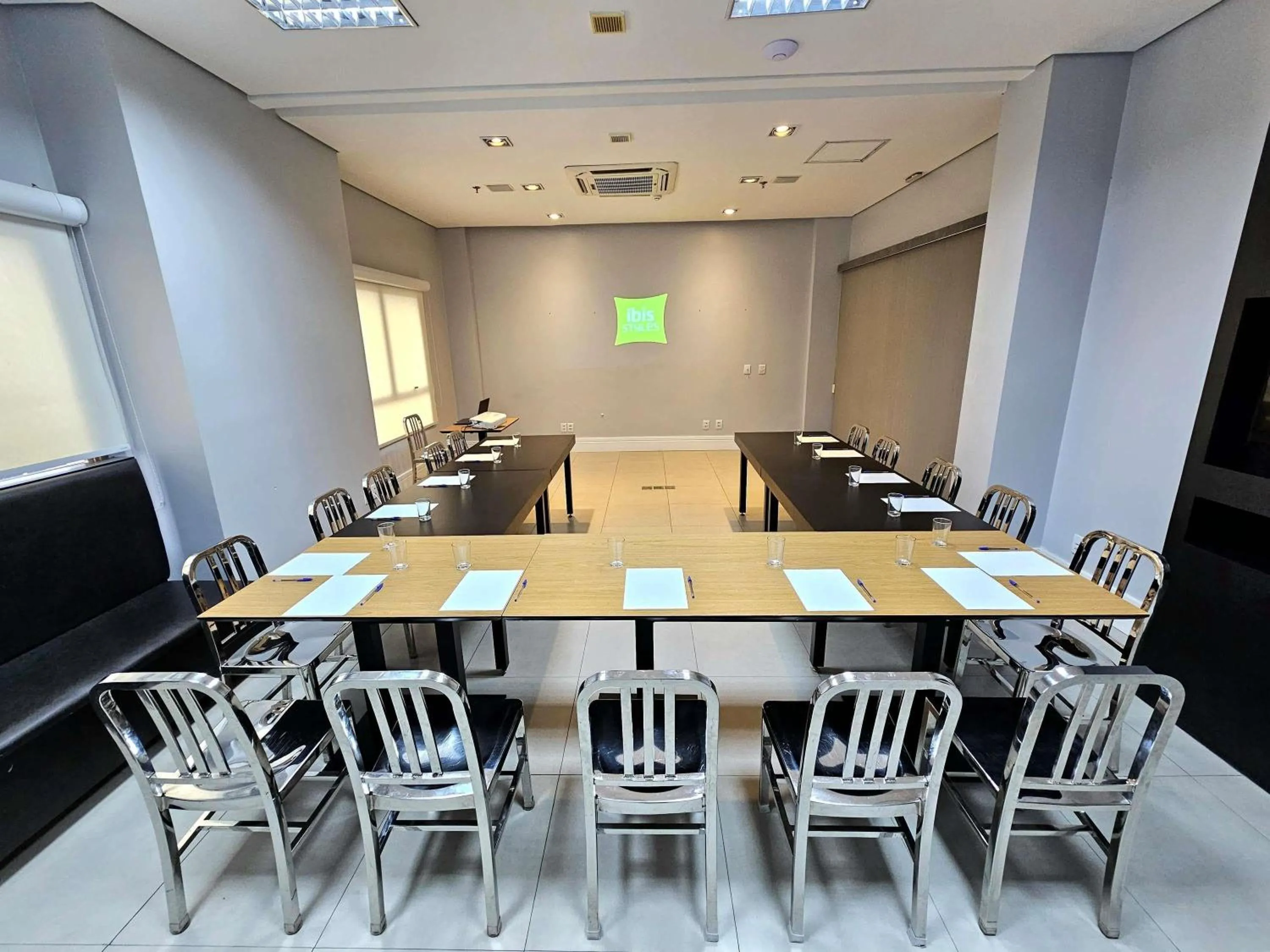 Meeting/conference room in ibis Styles Boa Vista