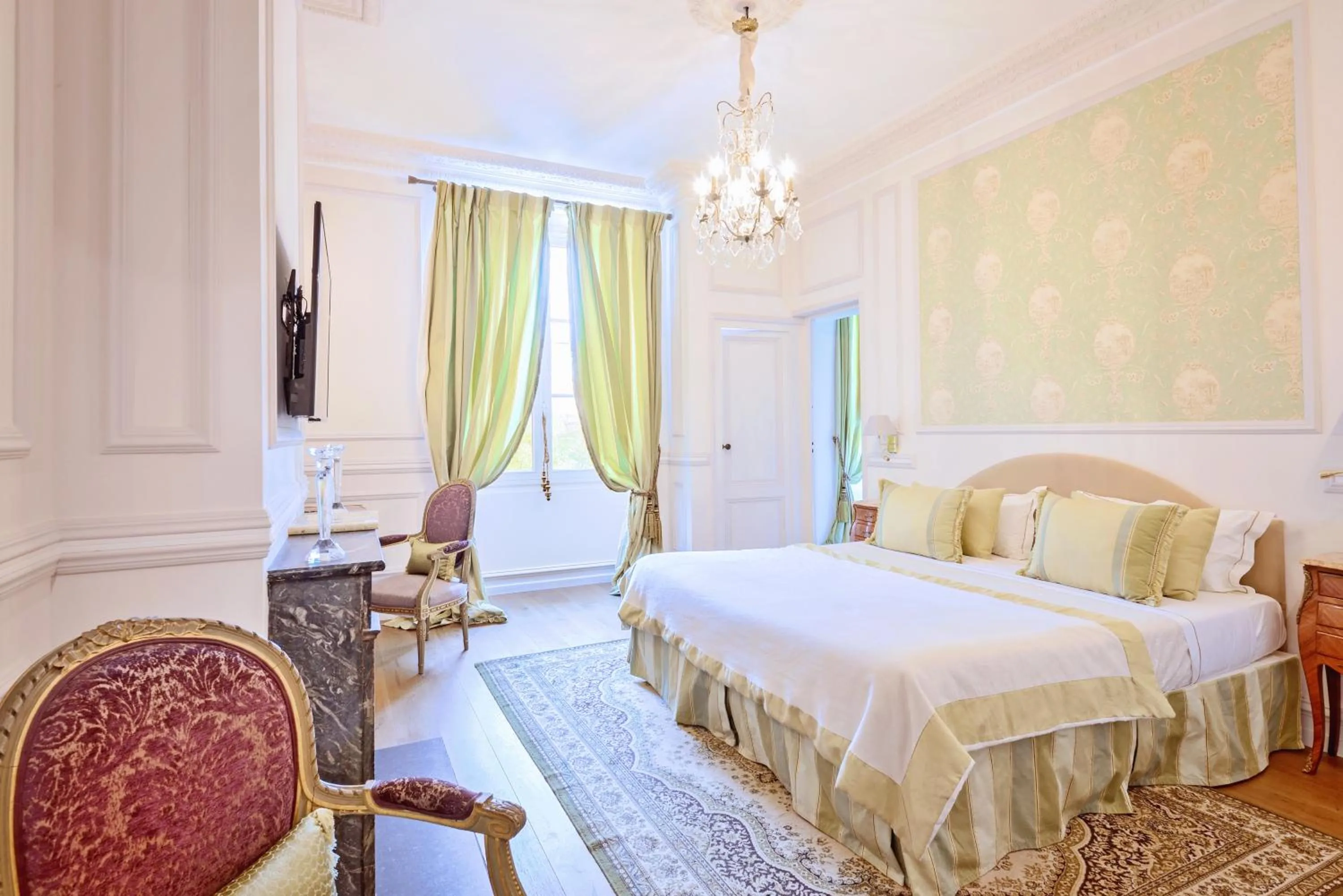 Shower, Bed in Villa Victor Louis - Bordeaux Centre