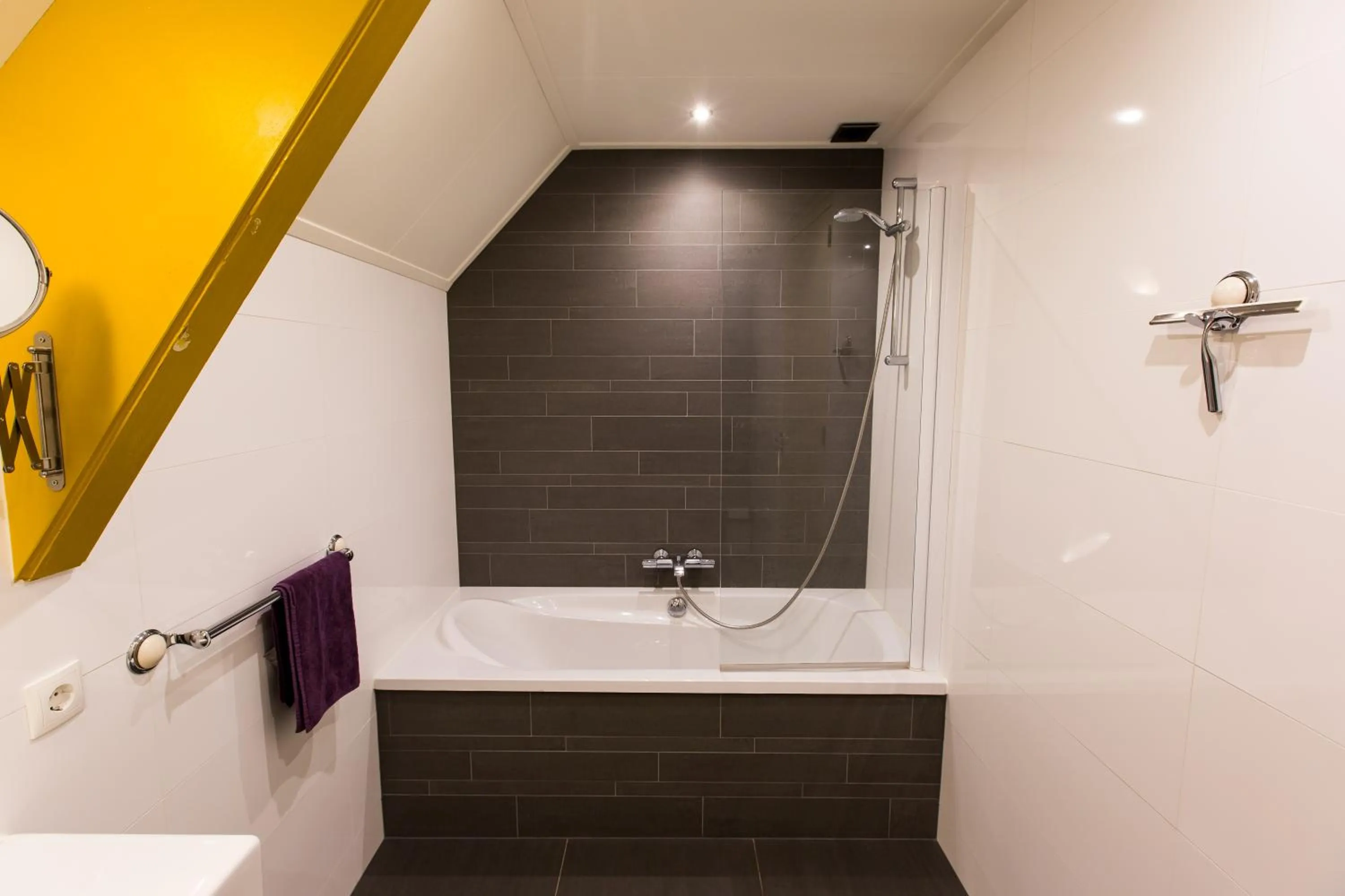 Bathroom in Cuisinerie Mensinge With Dreams