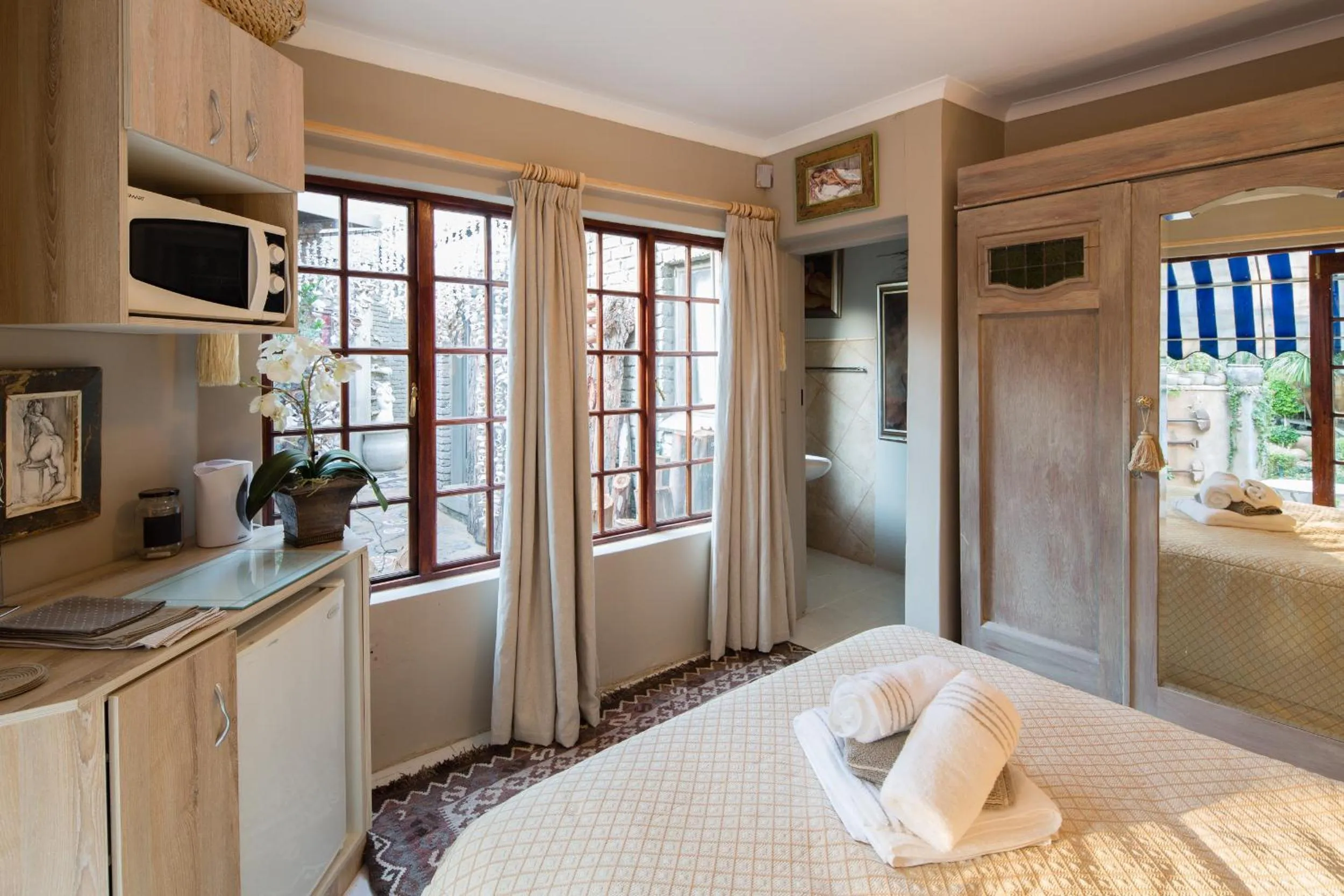 Coffee/tea facilities, Bed in The Art Guesthouse