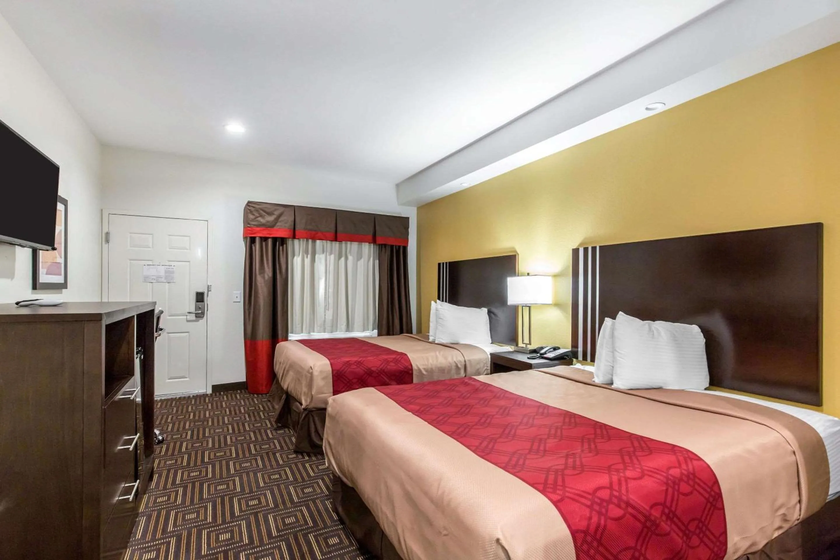 Photo of the whole room, Bed in Scottish Inns & Suites Spring - Houston North