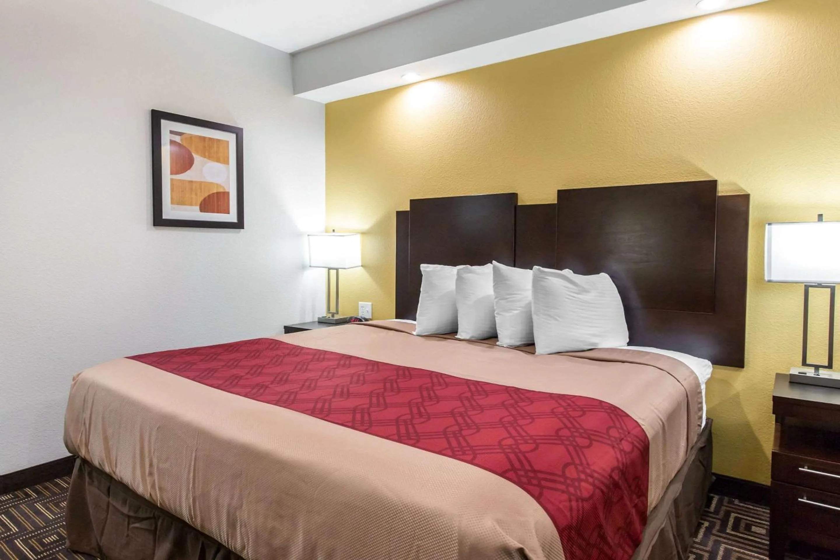 Photo of the whole room, Bed in Scottish Inns & Suites Spring - Houston North