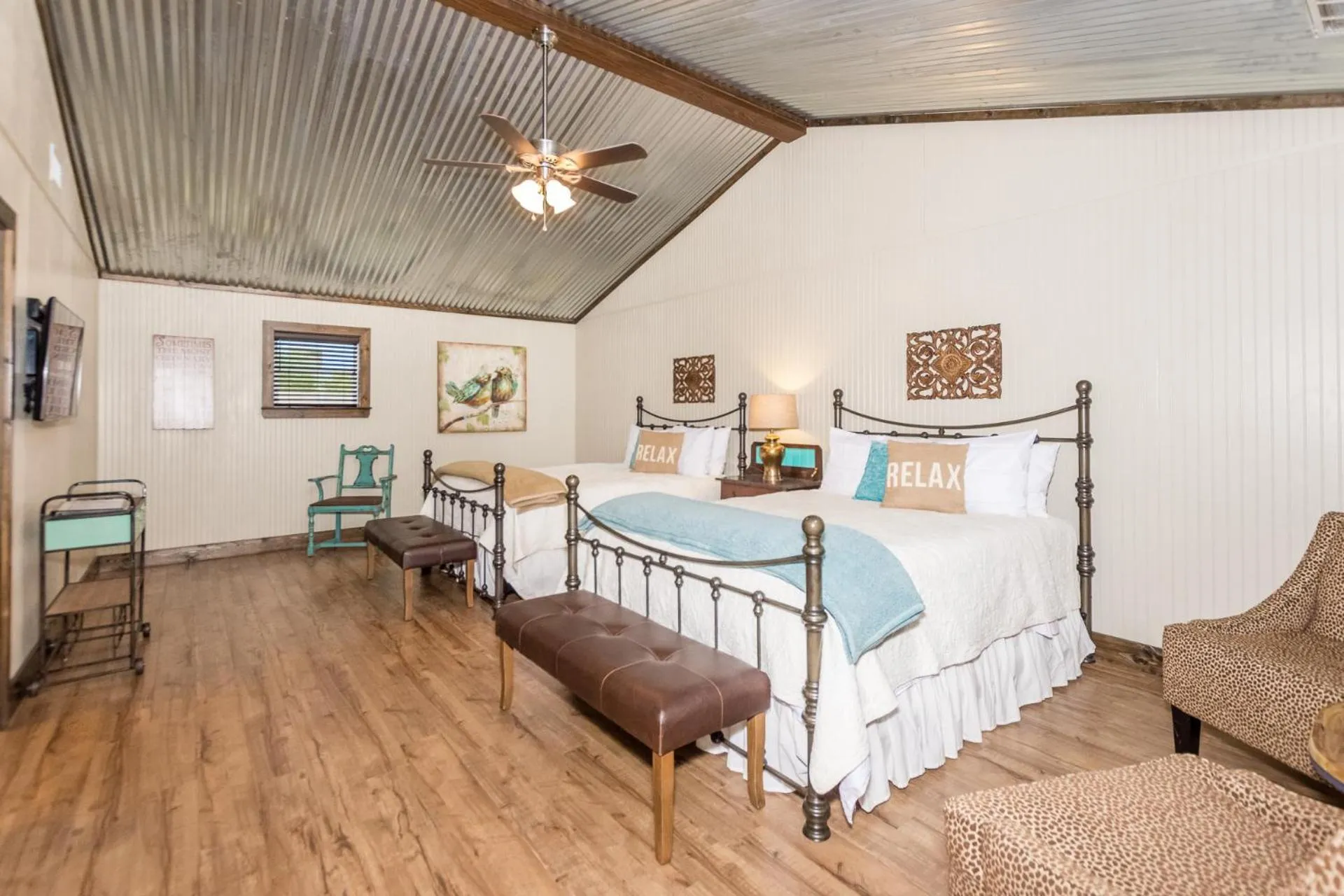 Bed in Vineyard Trail Cottages- Adults Only