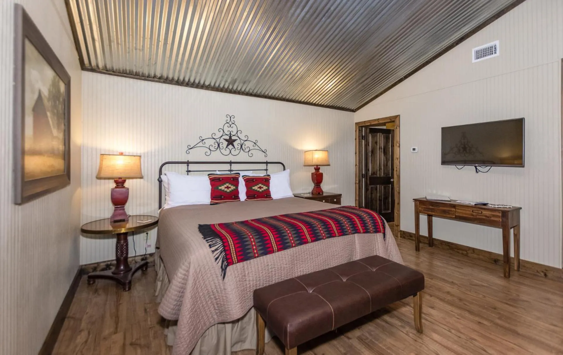 Bed in Vineyard Trail Cottages- Adults Only