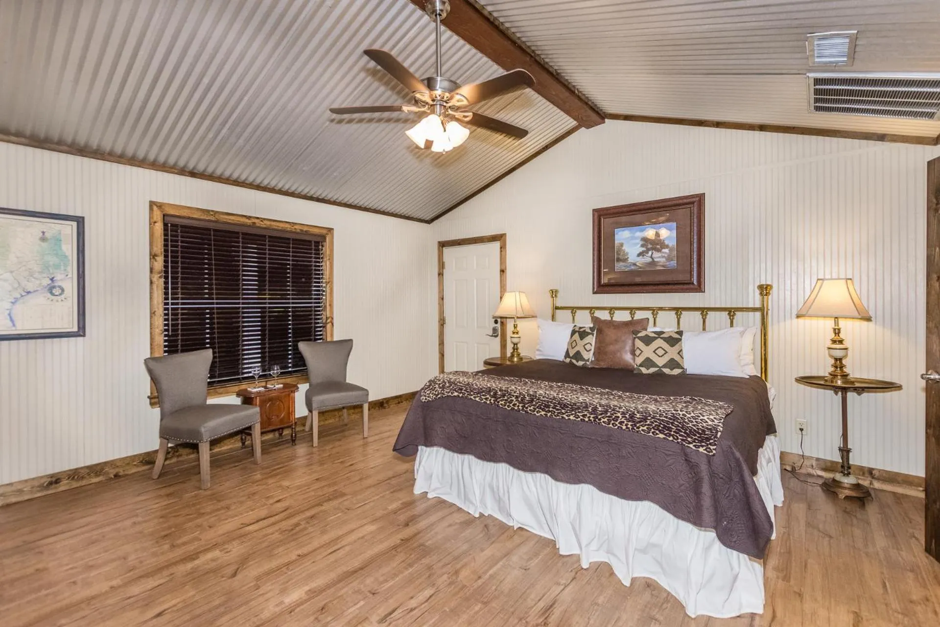 Bed in Vineyard Trail Cottages- Adults Only