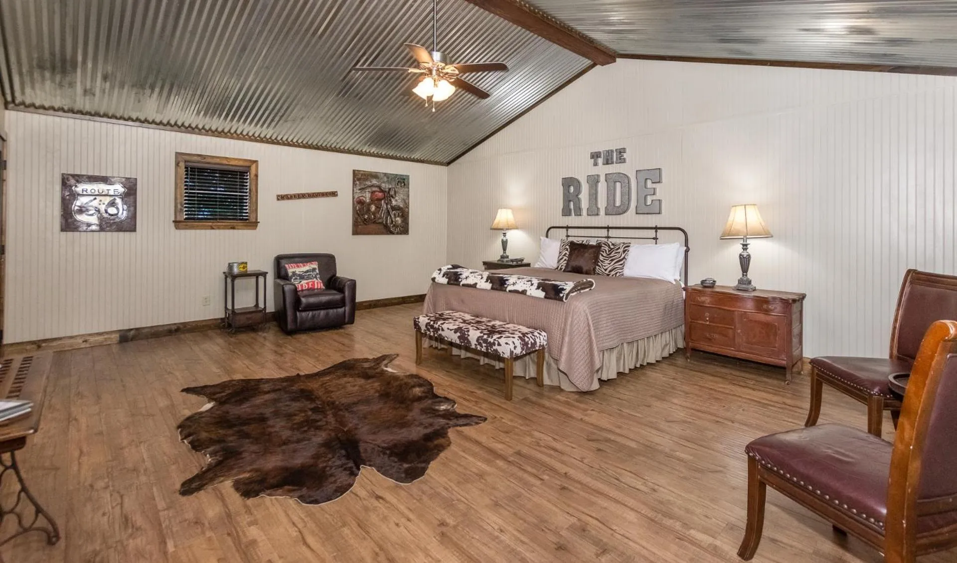 Bed in Vineyard Trail Cottages- Adults Only