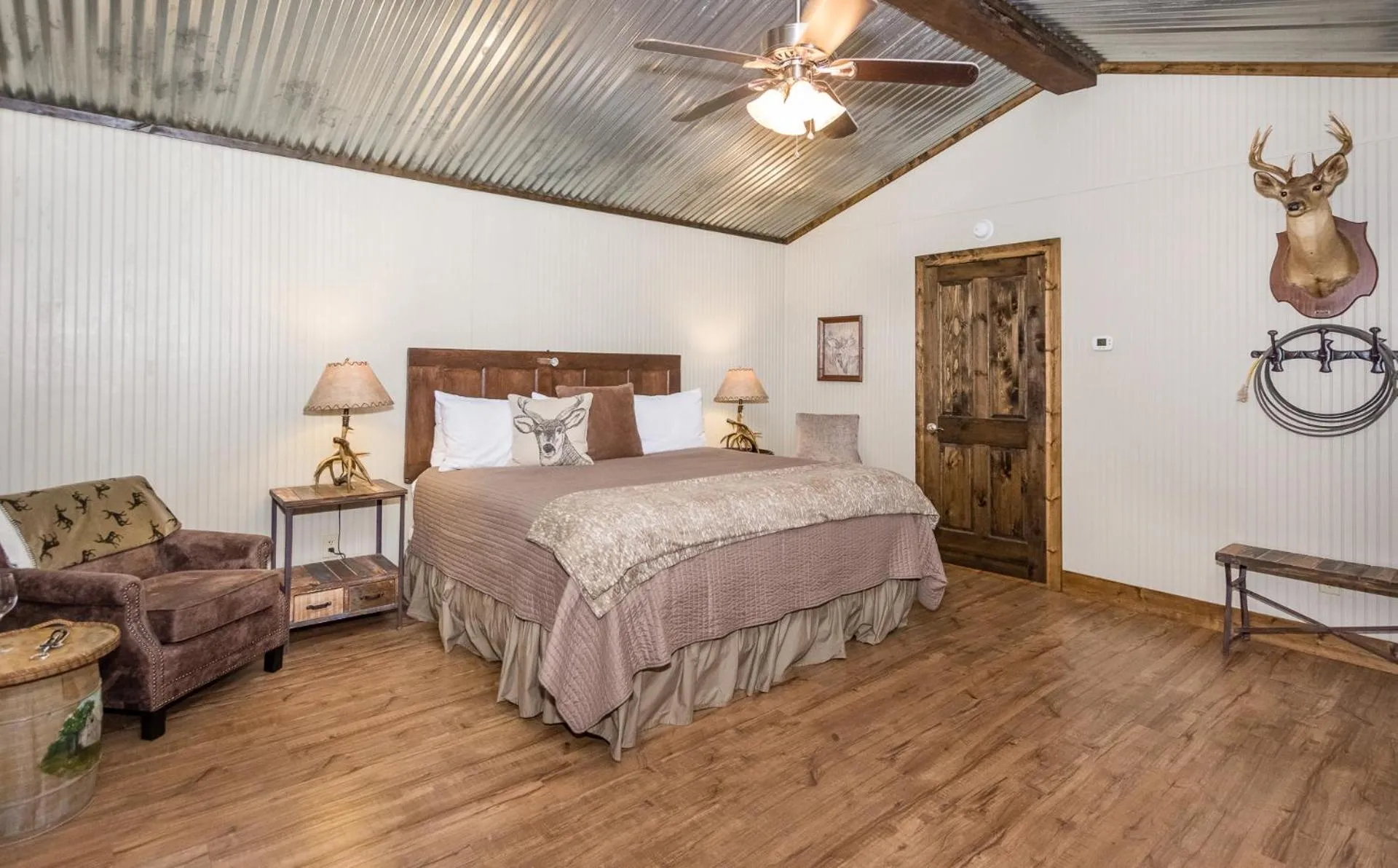 Bed in Vineyard Trail Cottages- Adults Only