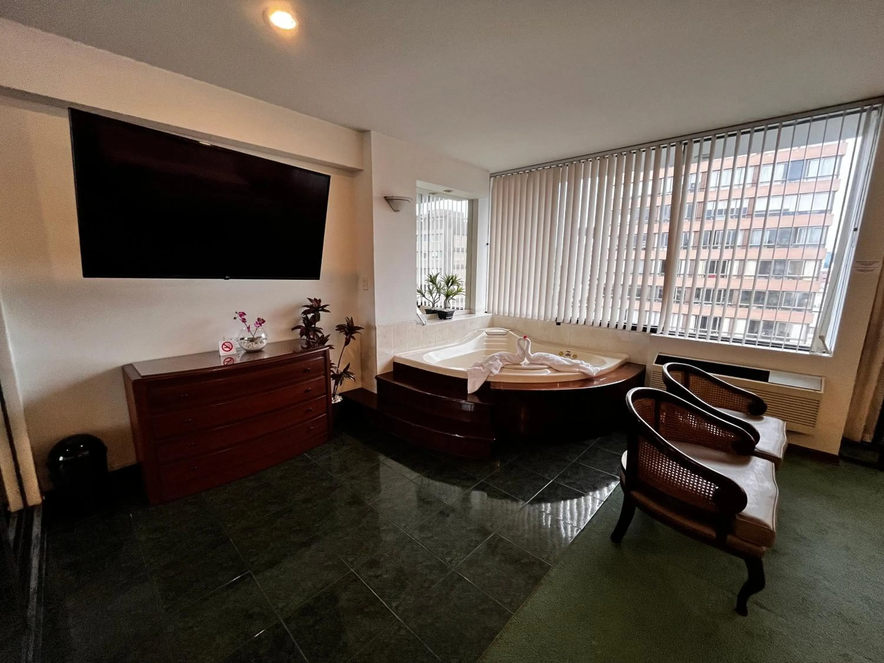 Hot Tub in Hotel Boulevard