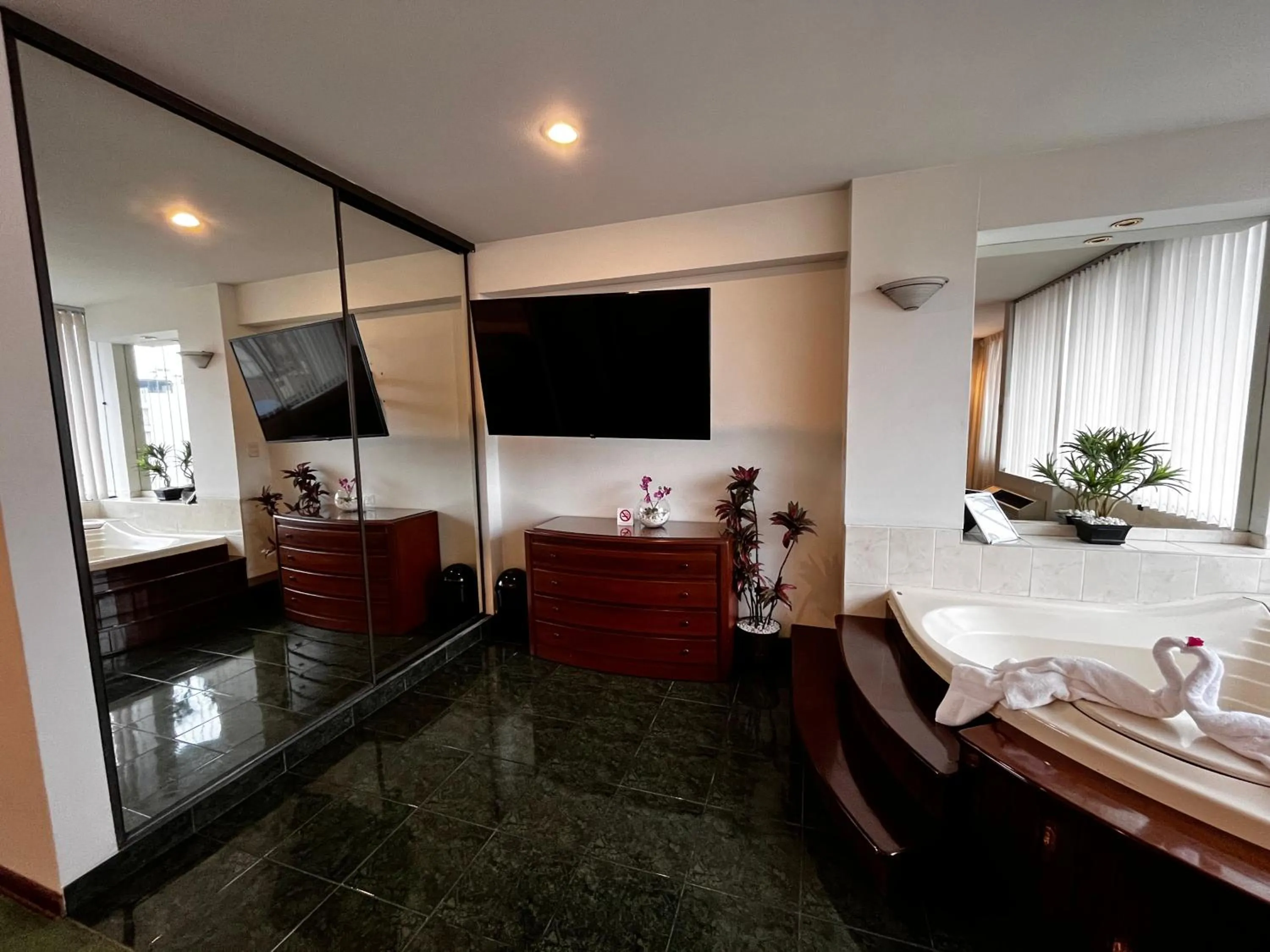 Hot Tub, Bed in Hotel Boulevard