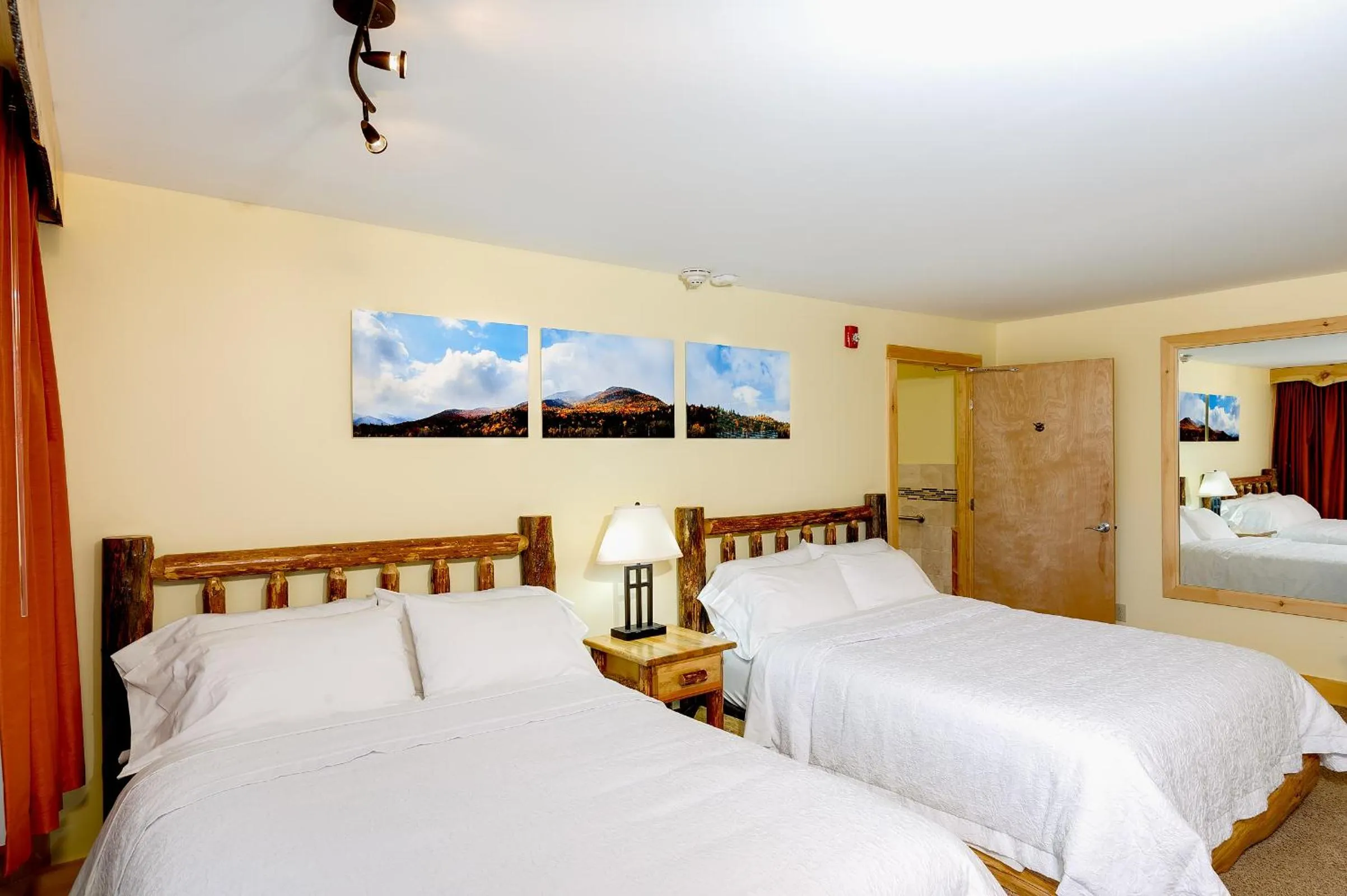 Bedroom, Bed in Adirondack Spruce Lodge