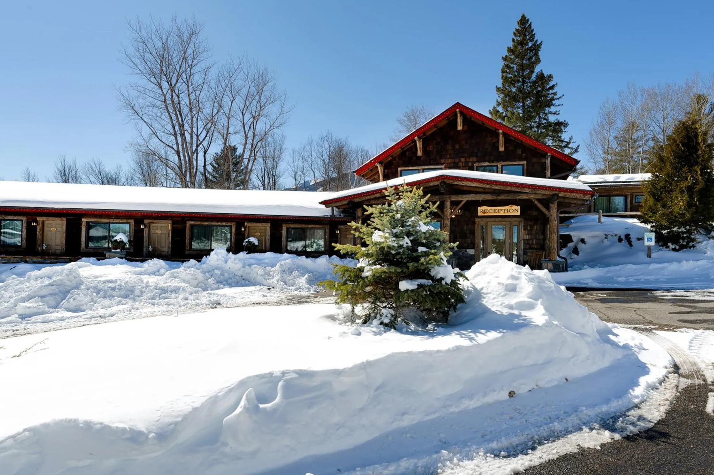 Facade/entrance in Adirondack Spruce Lodge