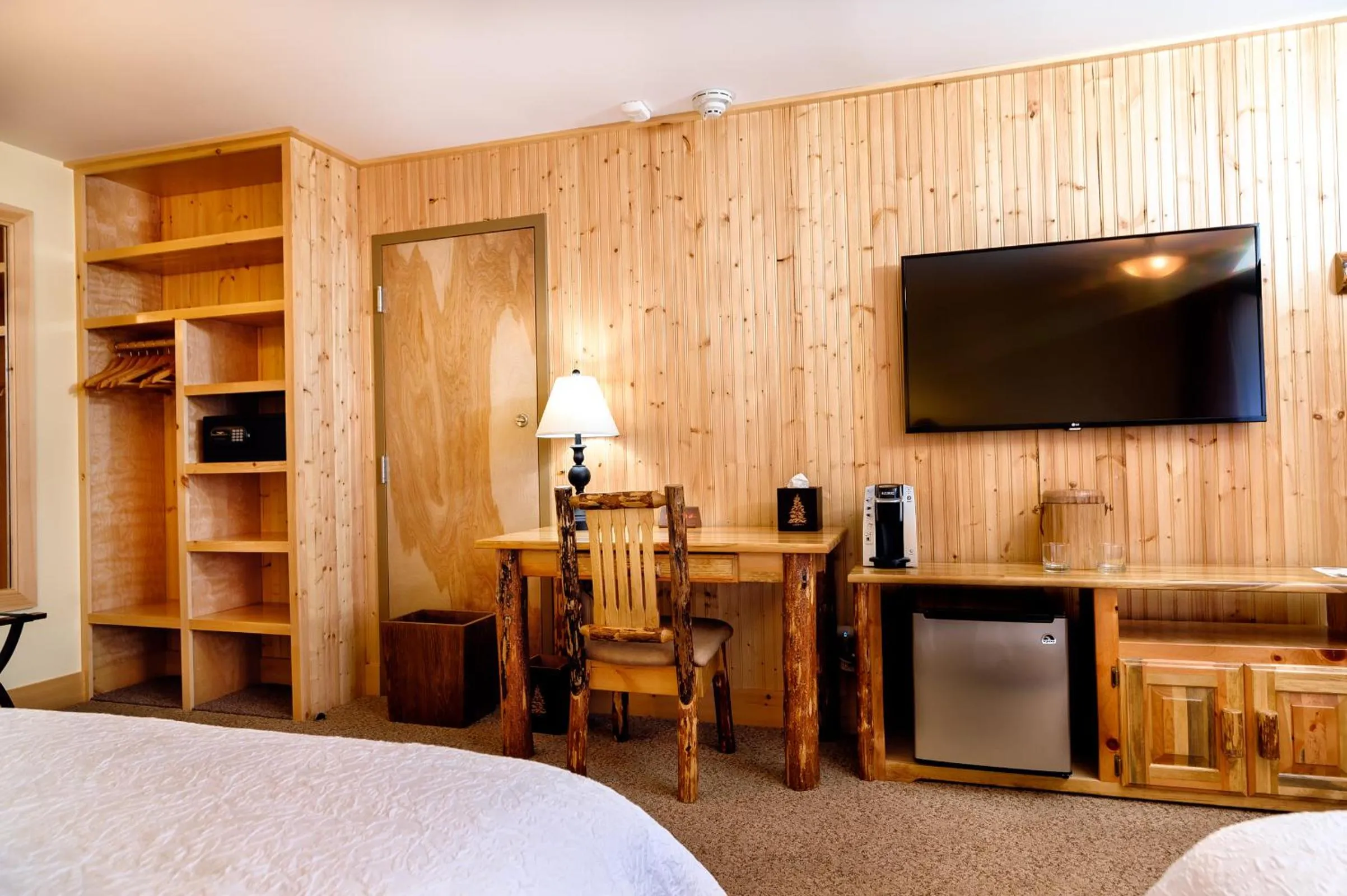 TV and multimedia, Bed in Adirondack Spruce Lodge
