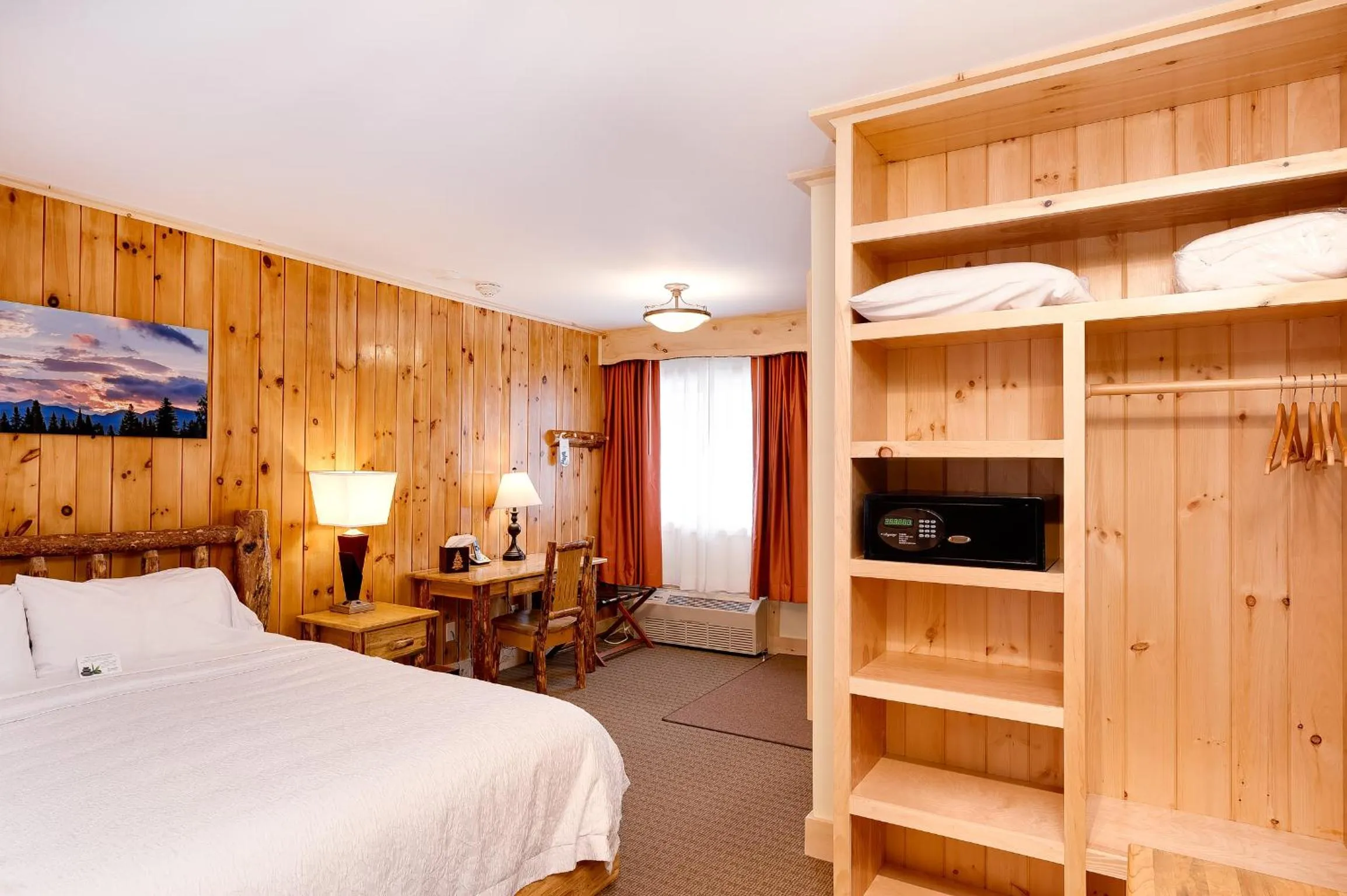 Bedroom, Bed in Adirondack Spruce Lodge