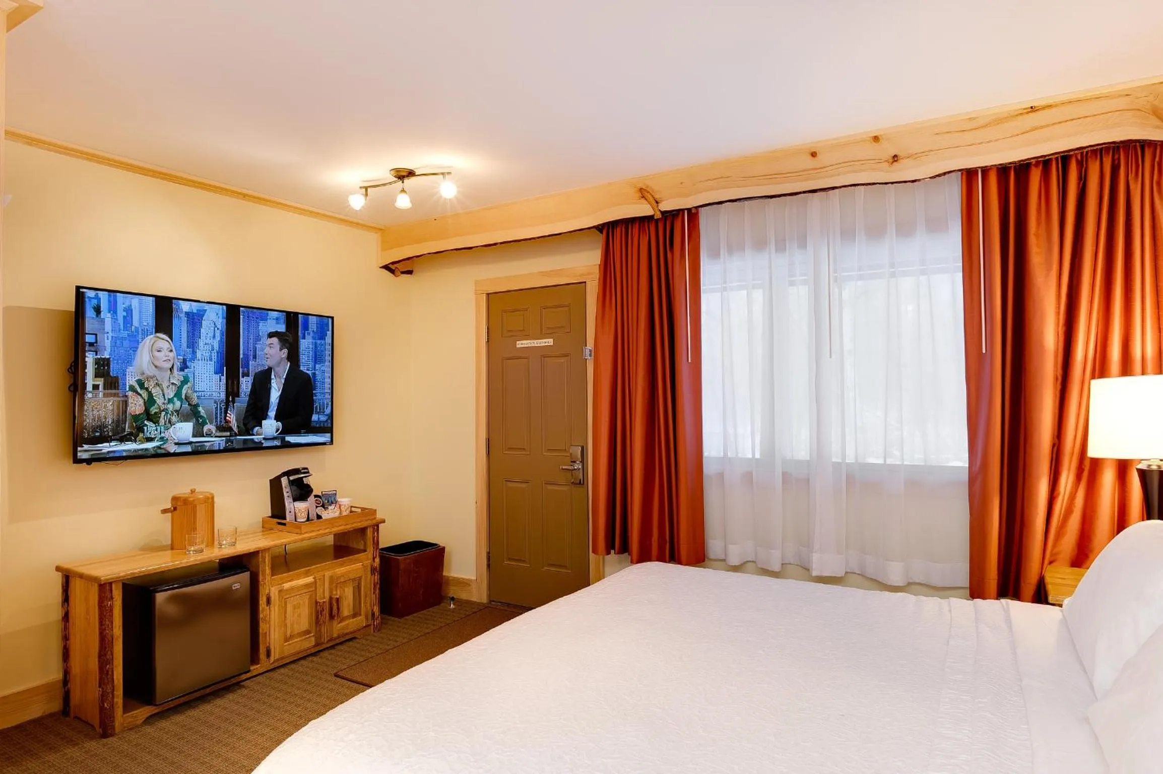 TV and multimedia, Bed in Adirondack Spruce Lodge