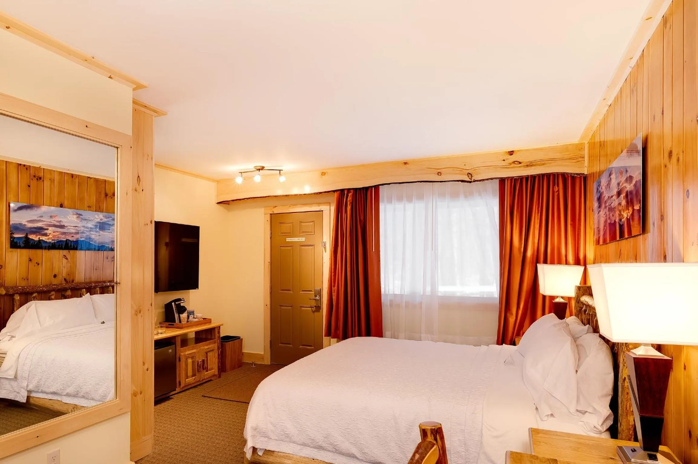Bedroom, Bed in Adirondack Spruce Lodge