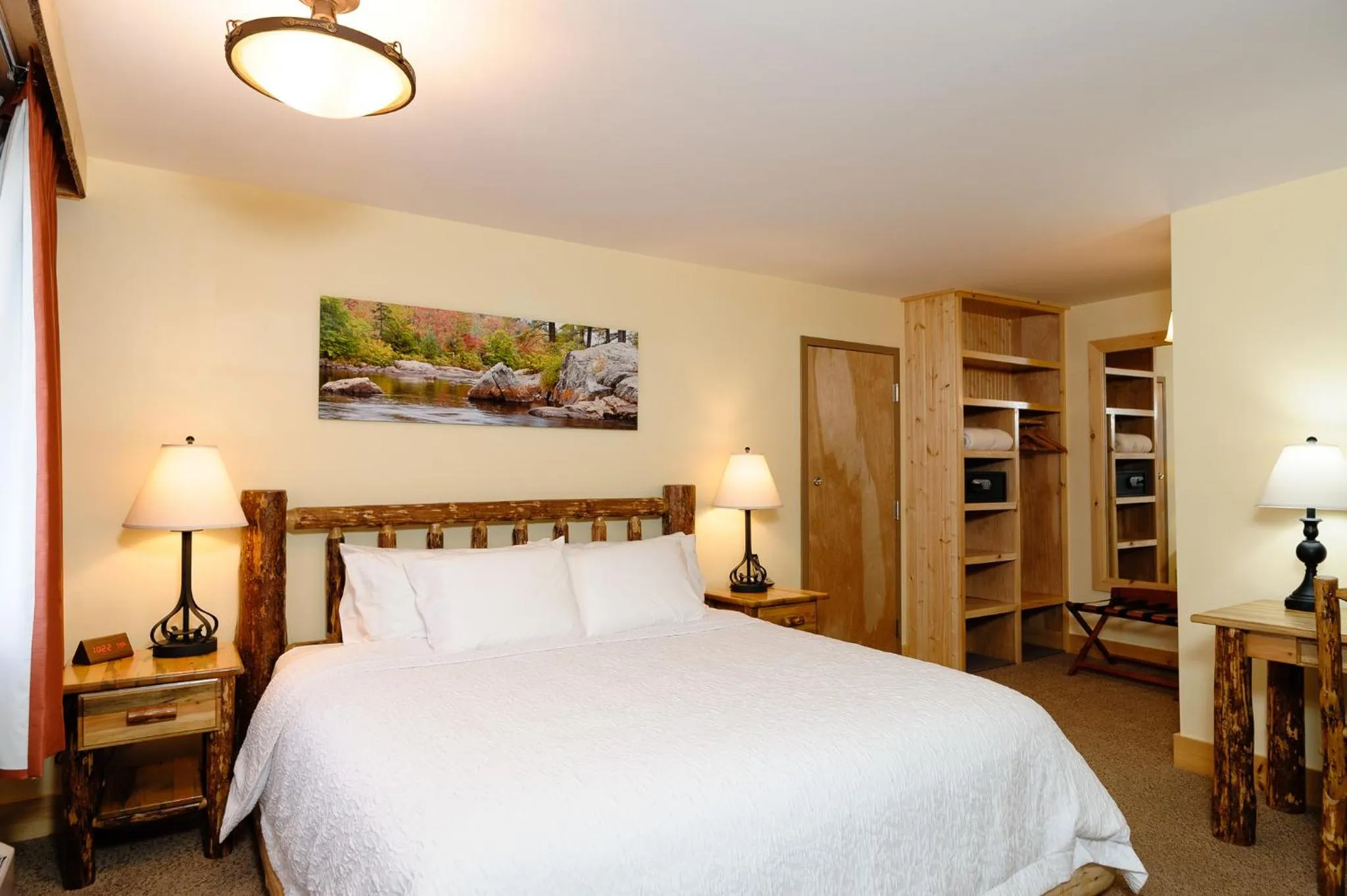 Bedroom, Bed in Adirondack Spruce Lodge