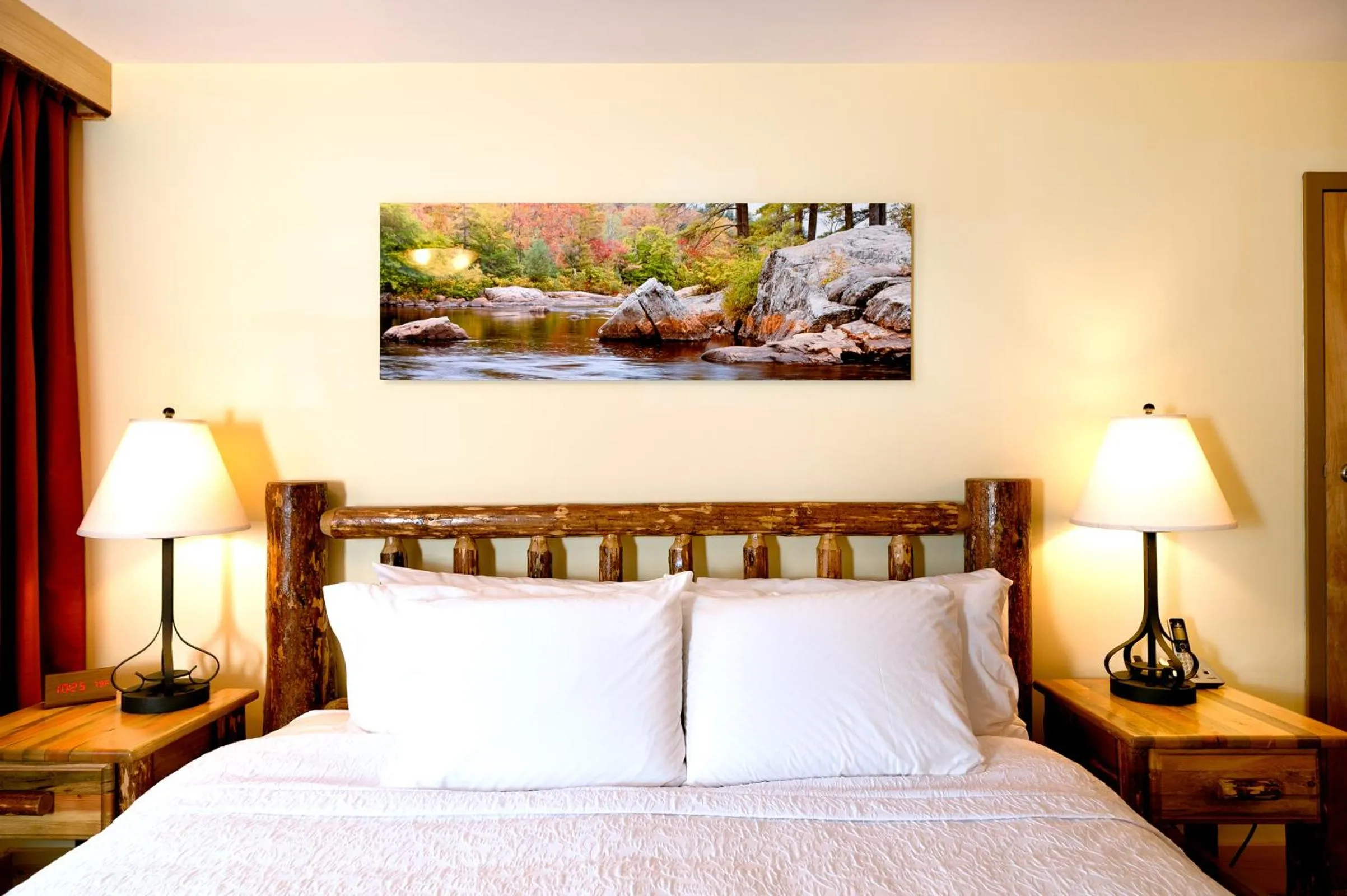 Bedroom, Bed in Adirondack Spruce Lodge
