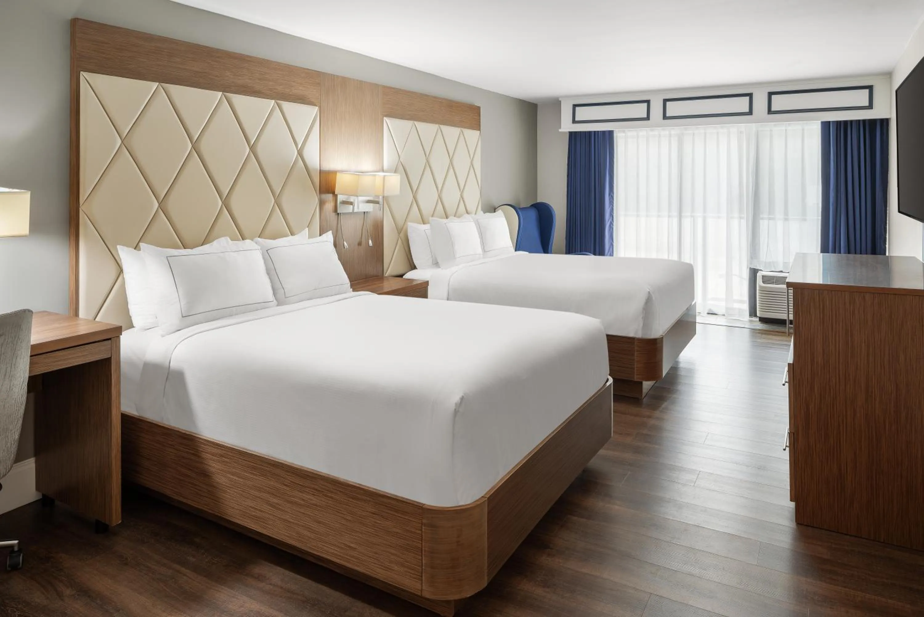 Photo of the whole room, Bed in DoubleTree by Hilton Hilton Head Island