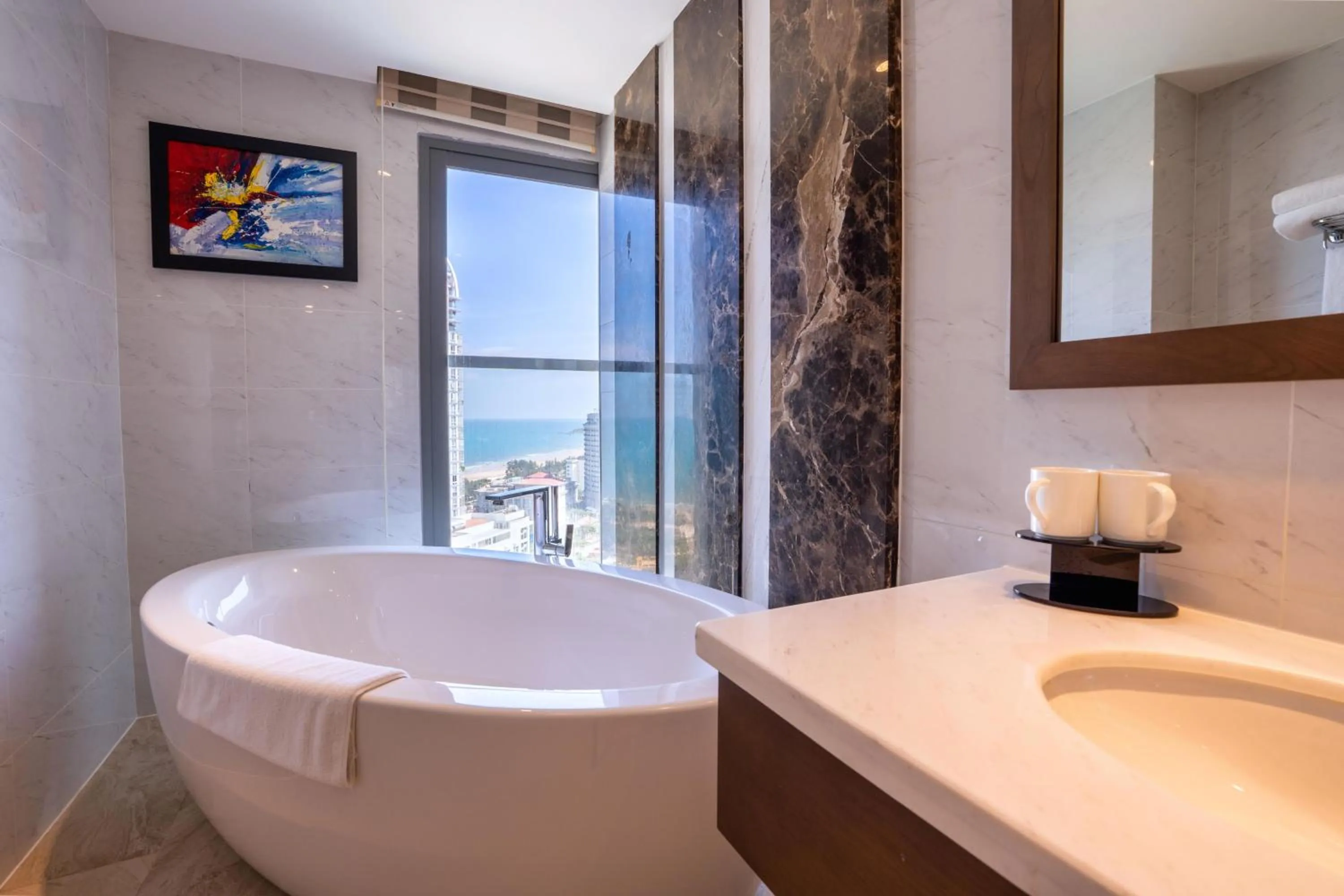 Bathroom, Bed in The Malibu Hotel