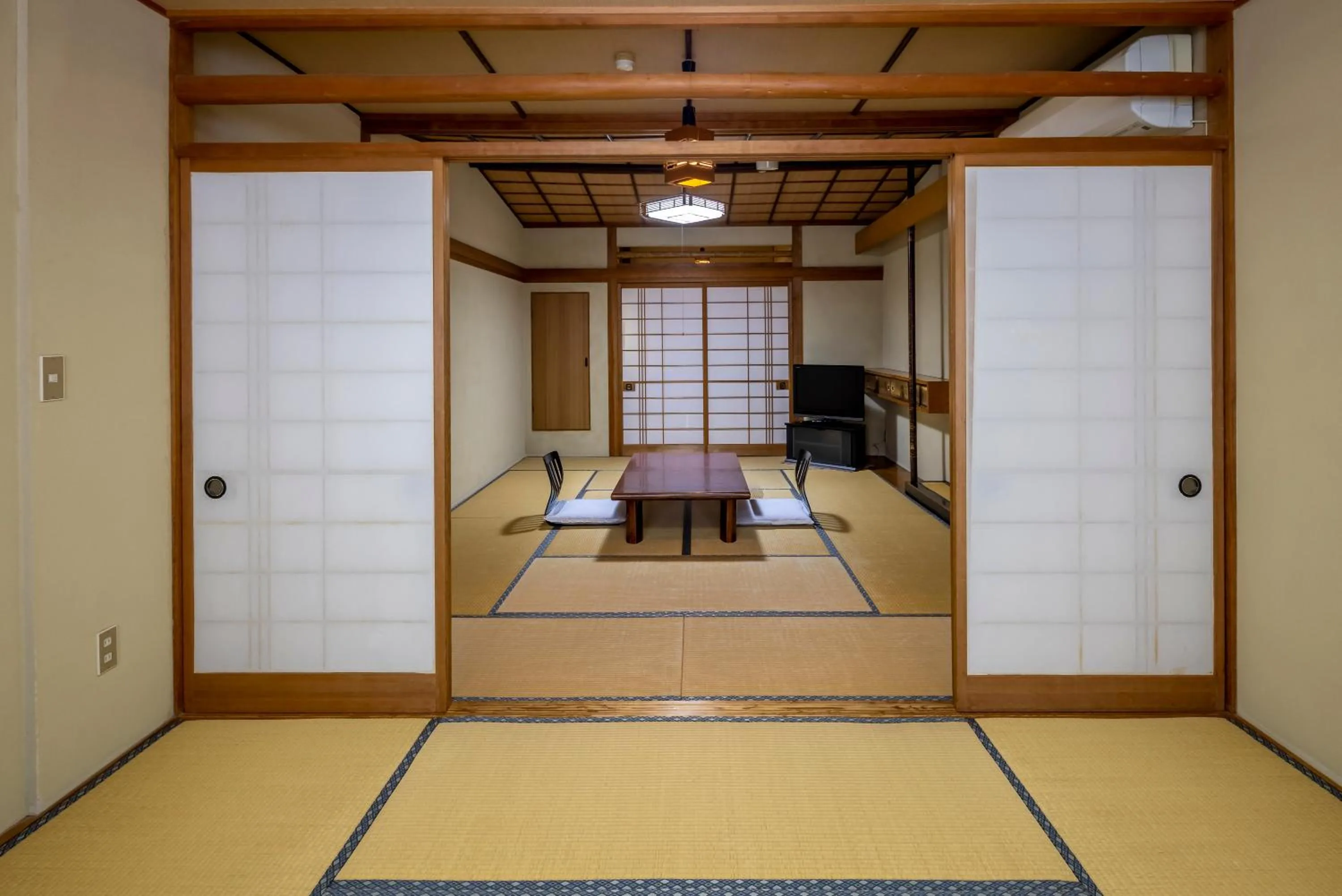 Photo of the whole room in Sawaki