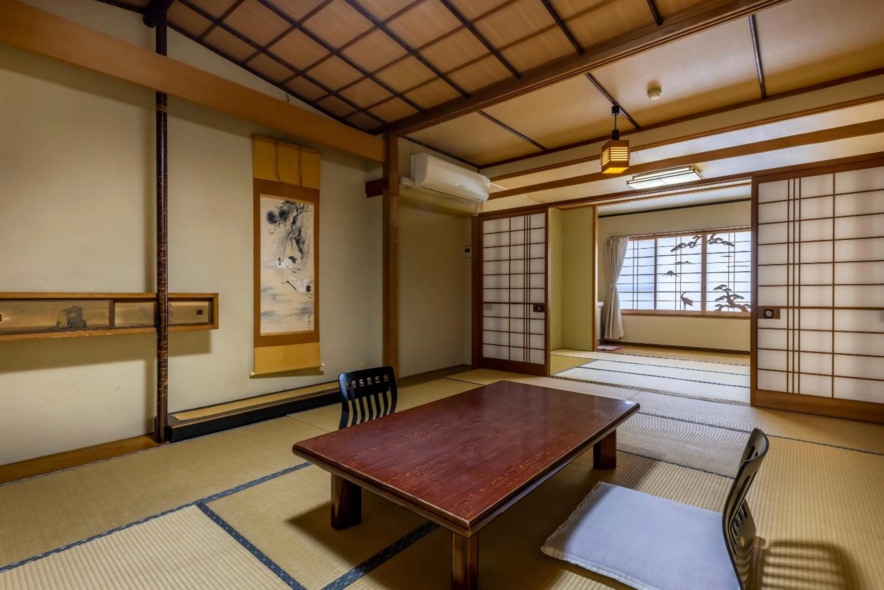 Photo of the whole room in Sawaki