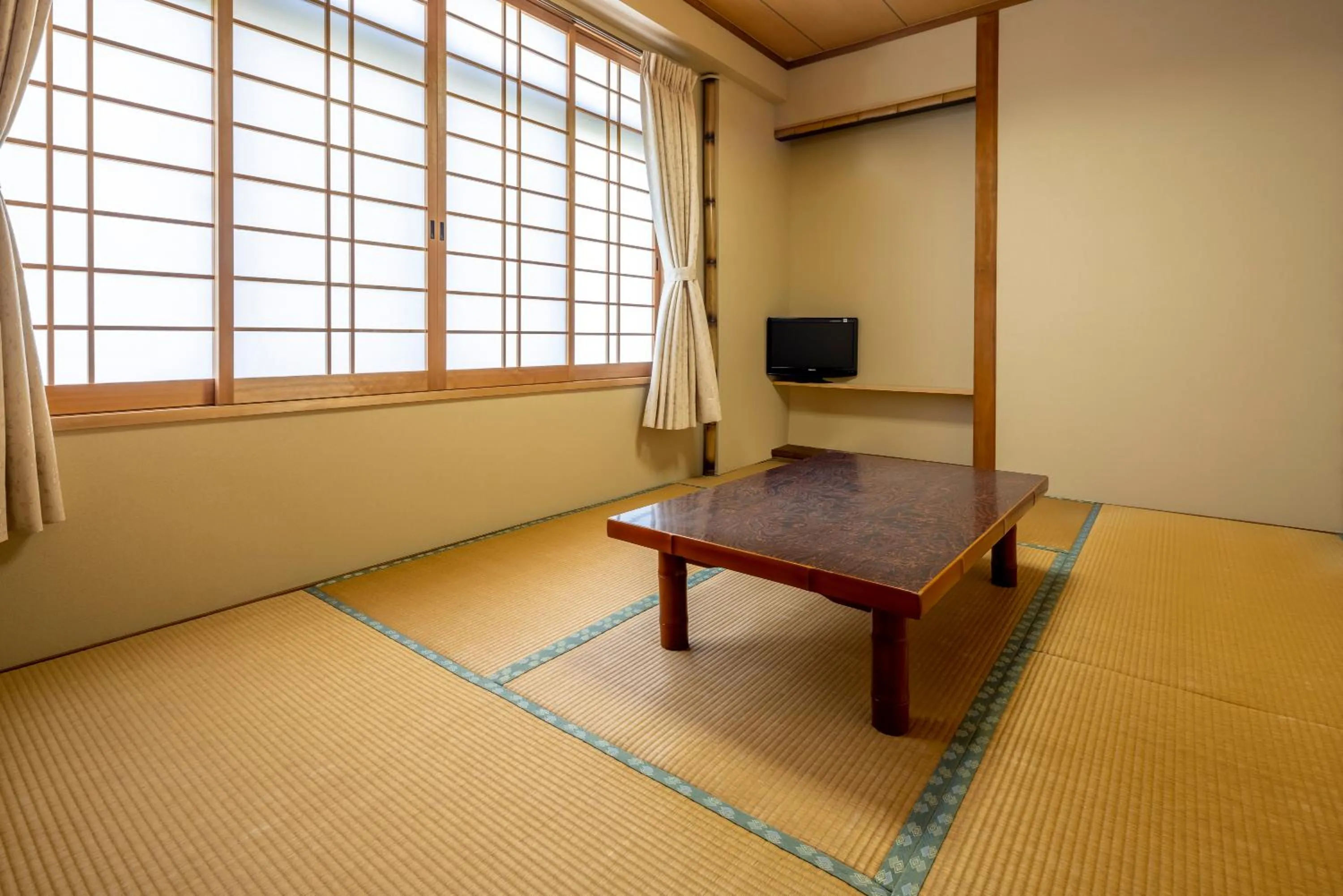 Photo of the whole room in Sawaki