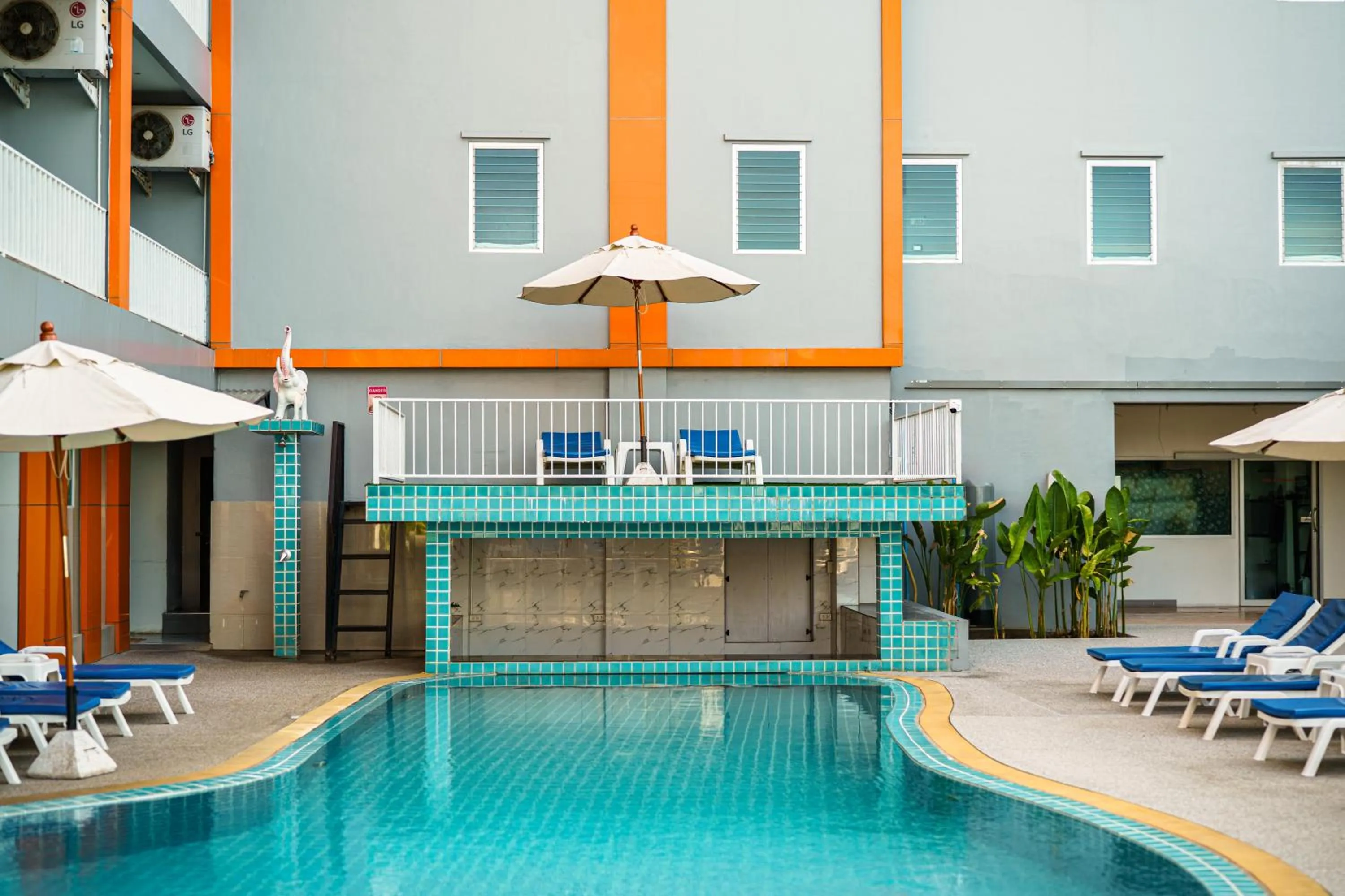 Swimming pool in Chabana Kamala Hotel