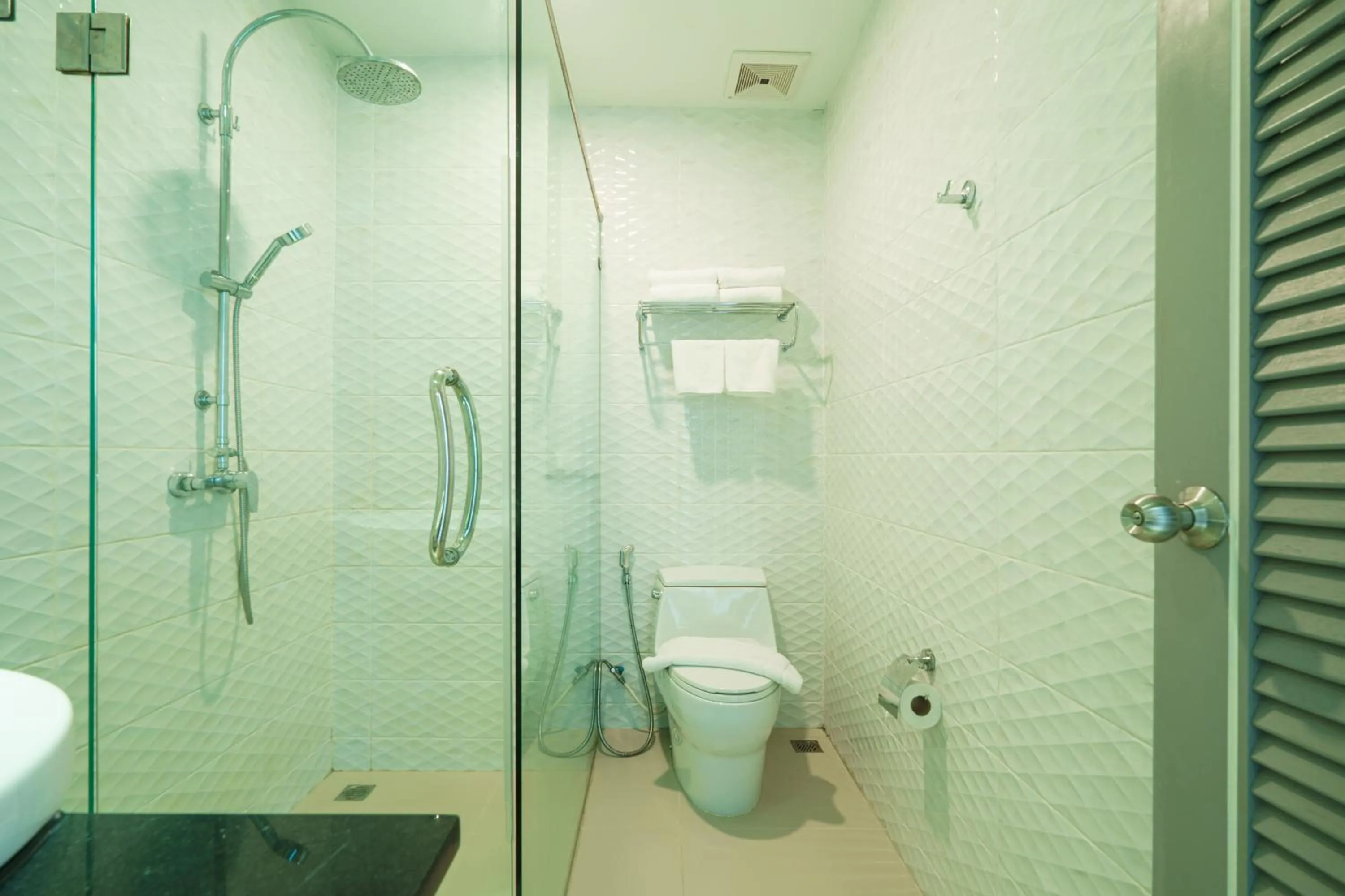 Bathroom in Chabana Kamala Hotel