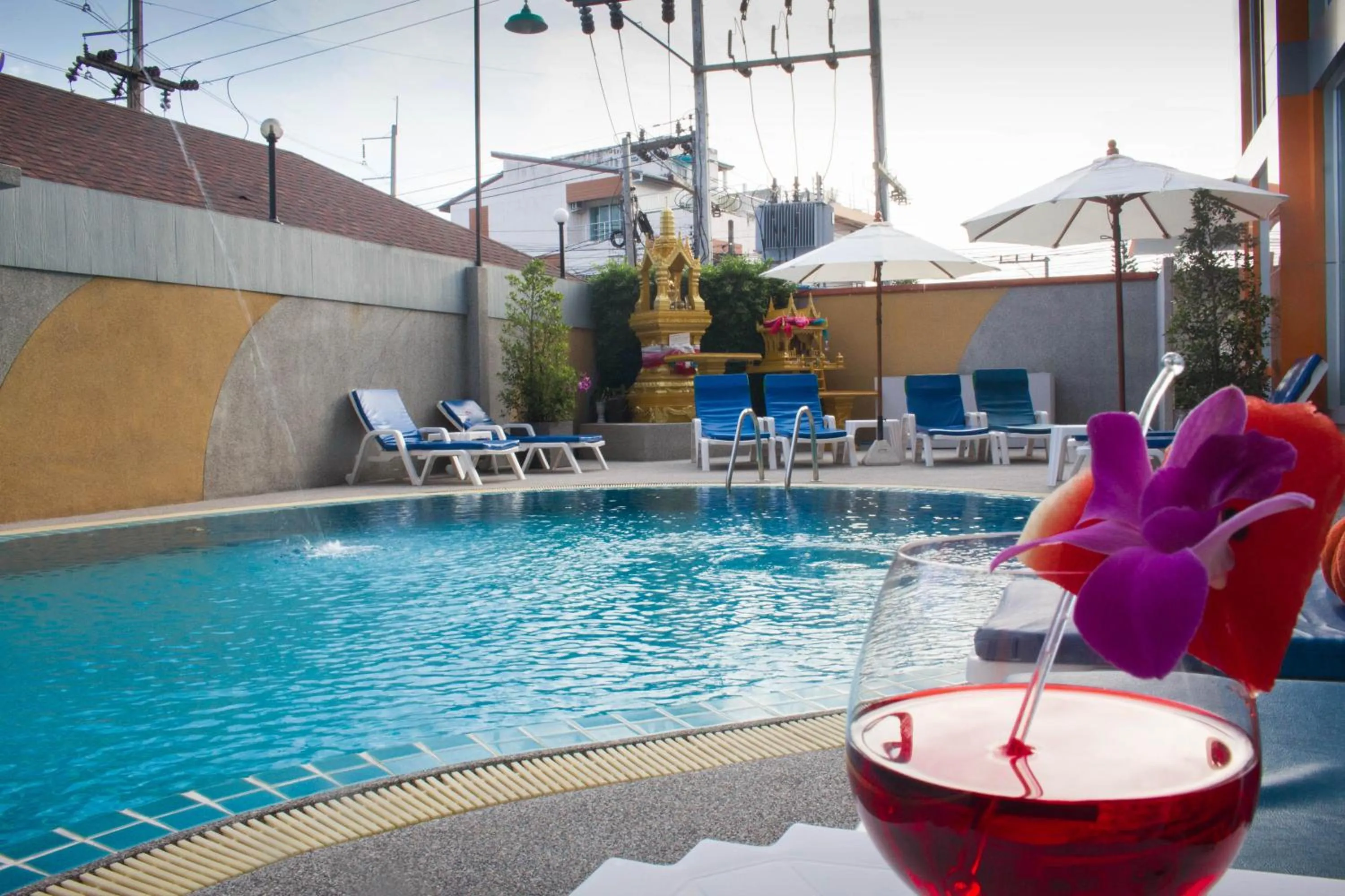 Swimming pool in Chabana Kamala Hotel
